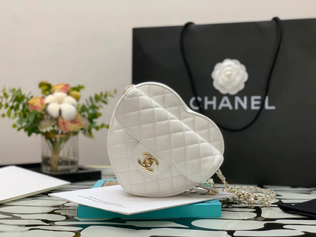Сумка Chanel Heart с цепочкой и стеганым сердечком - сумка из овечьей кожи с сердечком