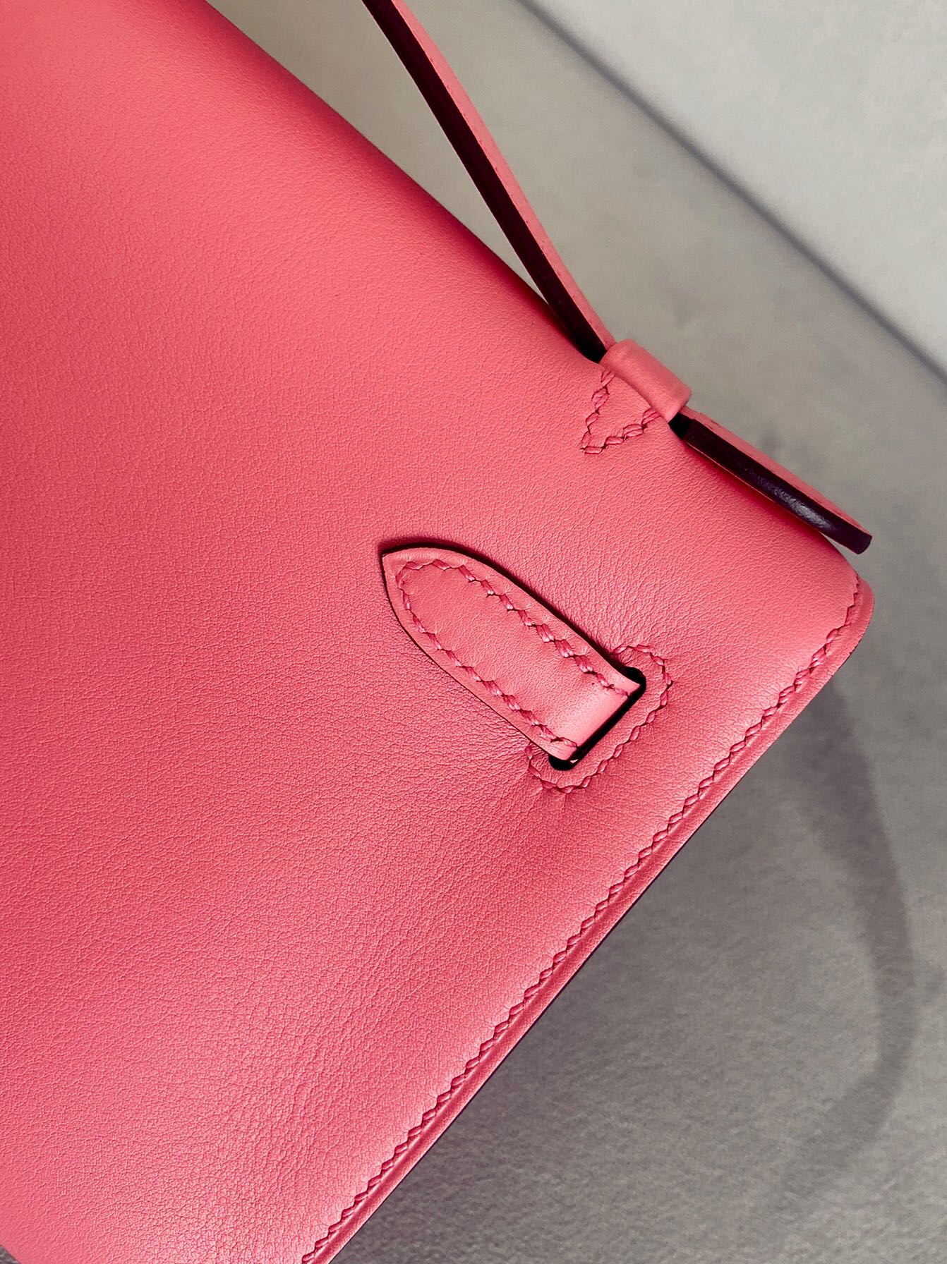 Мини-сумка Hermes Kelly 1-го поколения, 22 см, из быстрой кожи, модель K4, летняя роза, с серебряной пряжкой.