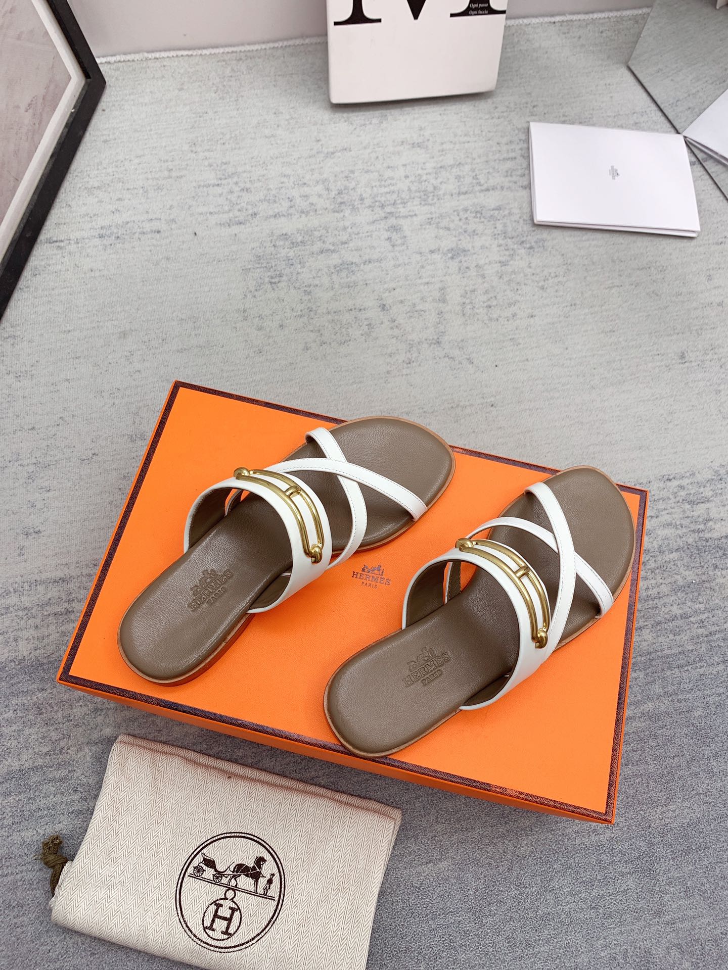 Новинка сезона весна/лето 2022 от Hermes - фактурные плоские тапочки