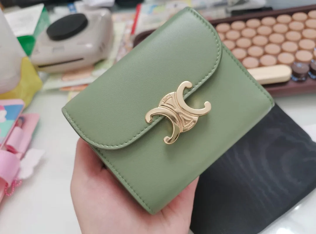 Celine TRIOMPHE 小号亮泽羊皮翻盖钱包-牛油果绿
