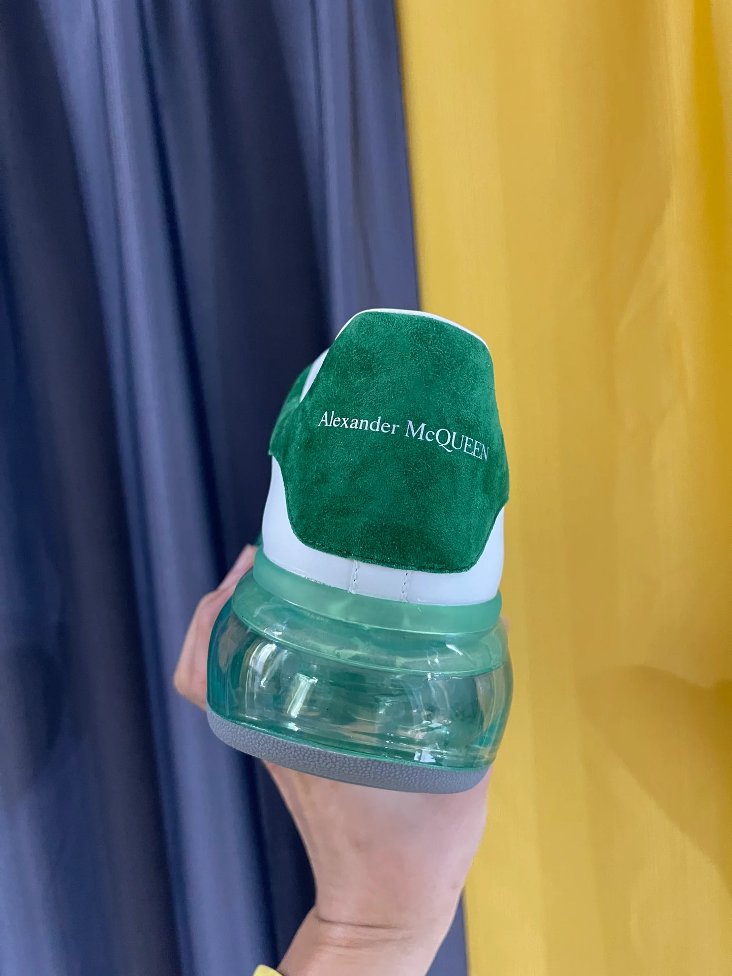 McQueen - Классические белые кроссовки - Зеленая задняя часть и зеленая подошва