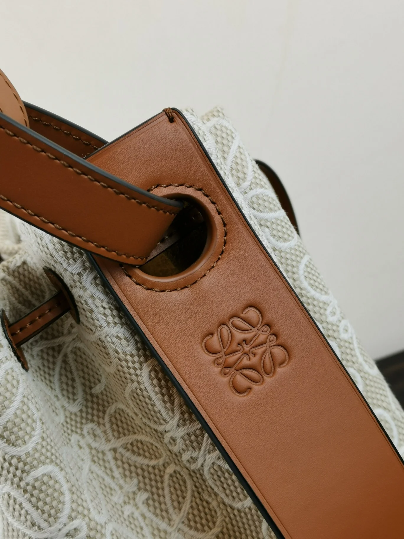 Сумка-ведро Loewe Anagram - маленькая