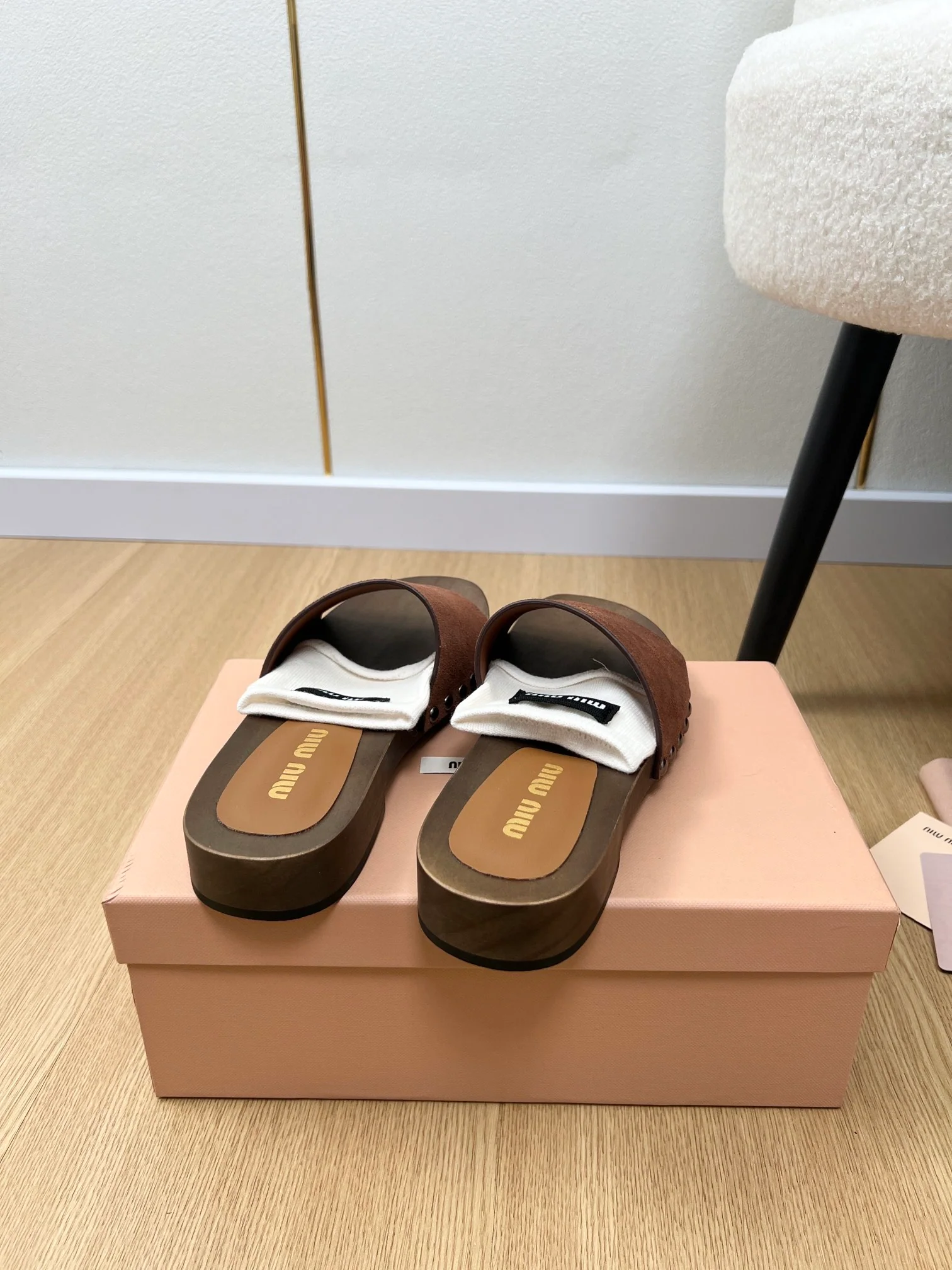 Замшевые деревянные тапочки Miu Miu 2024 - темно-коричневые