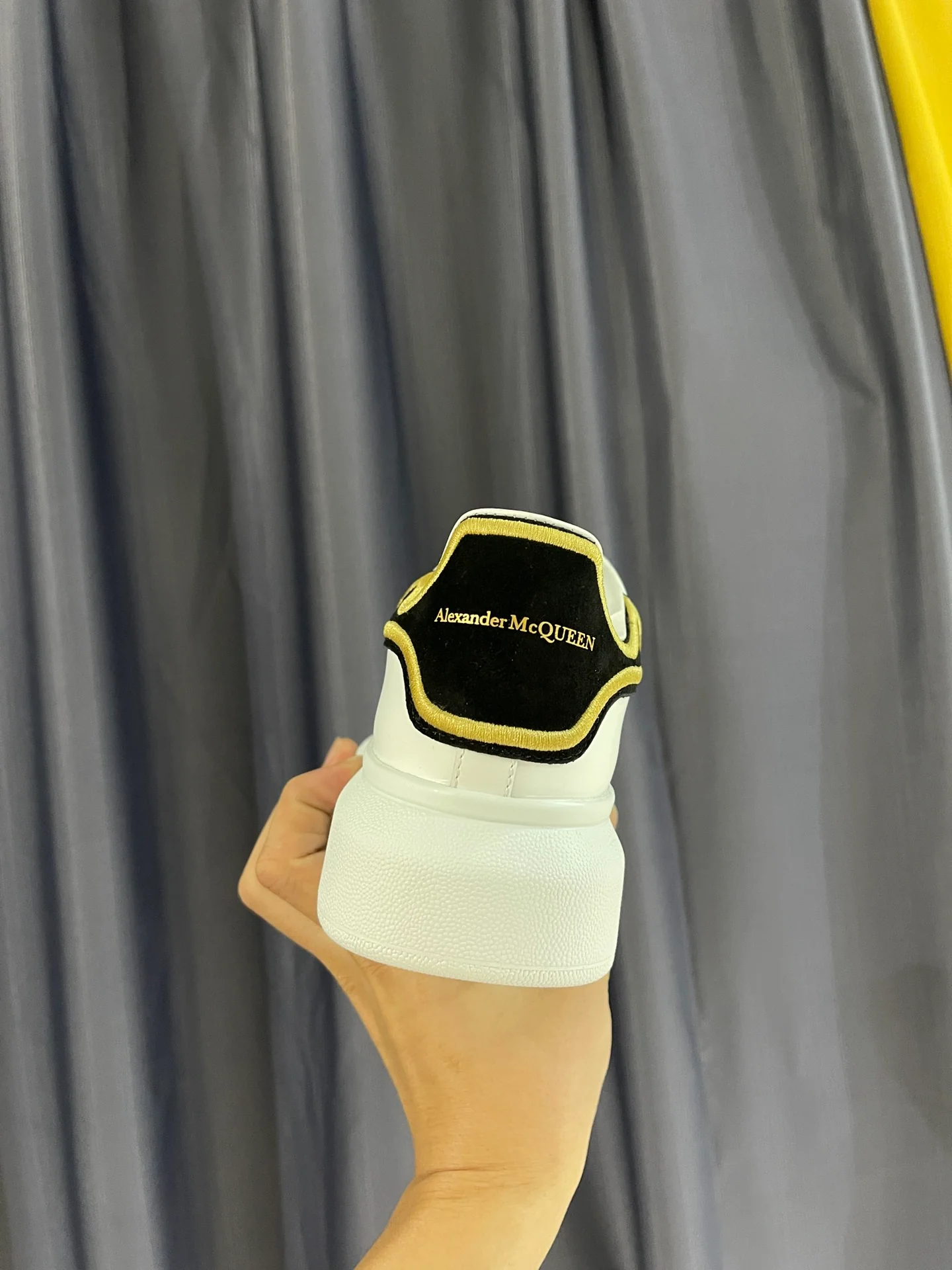 Классические белые кроссовки McQueen - унисекс - черный бархат - каблук с золотой вышивкой - премиум-издание