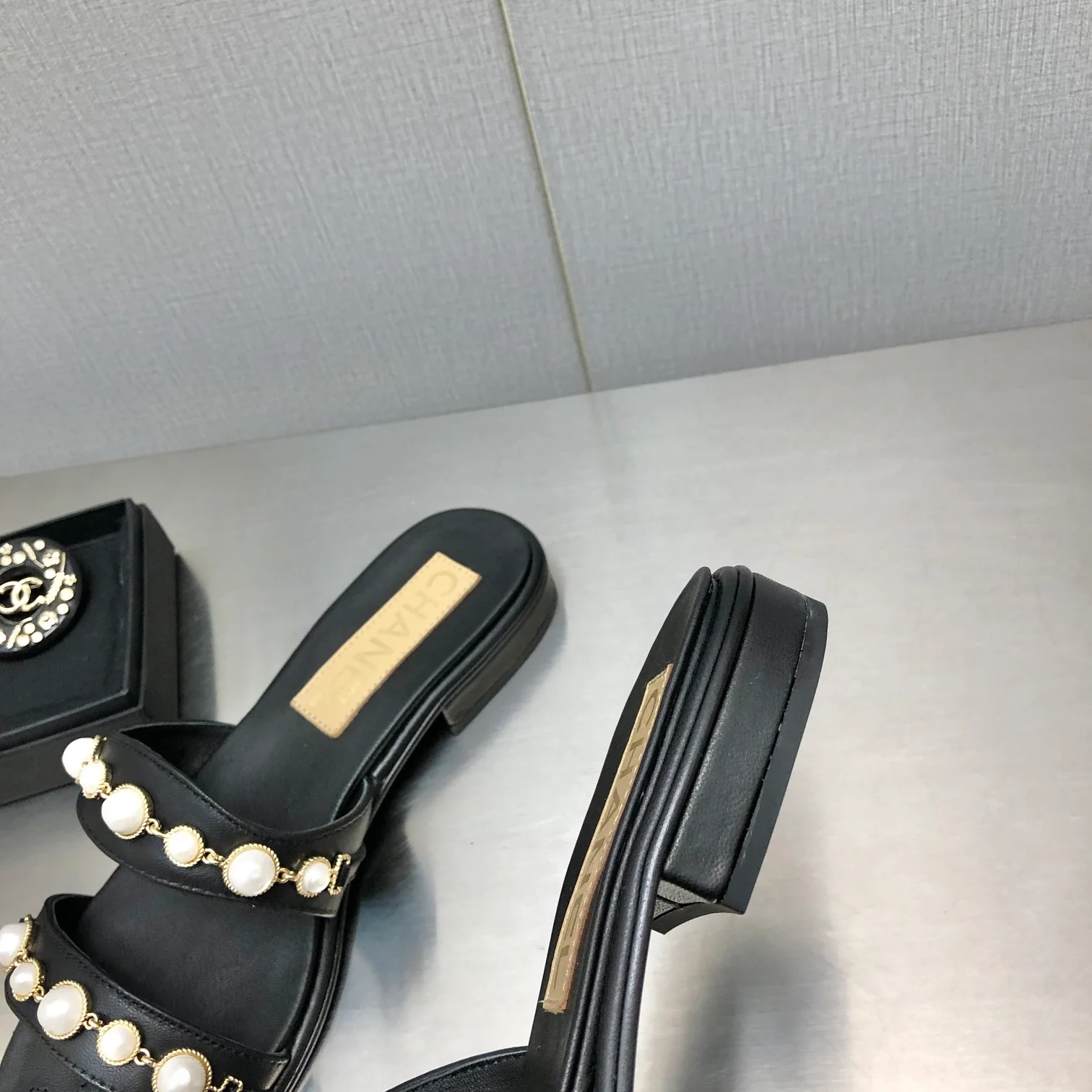 Туфли-часы Chanel 22a ручной работы с жемчужной отделкой - подкладка из овечьей кожи и натуральной кожи - размеры 35-41