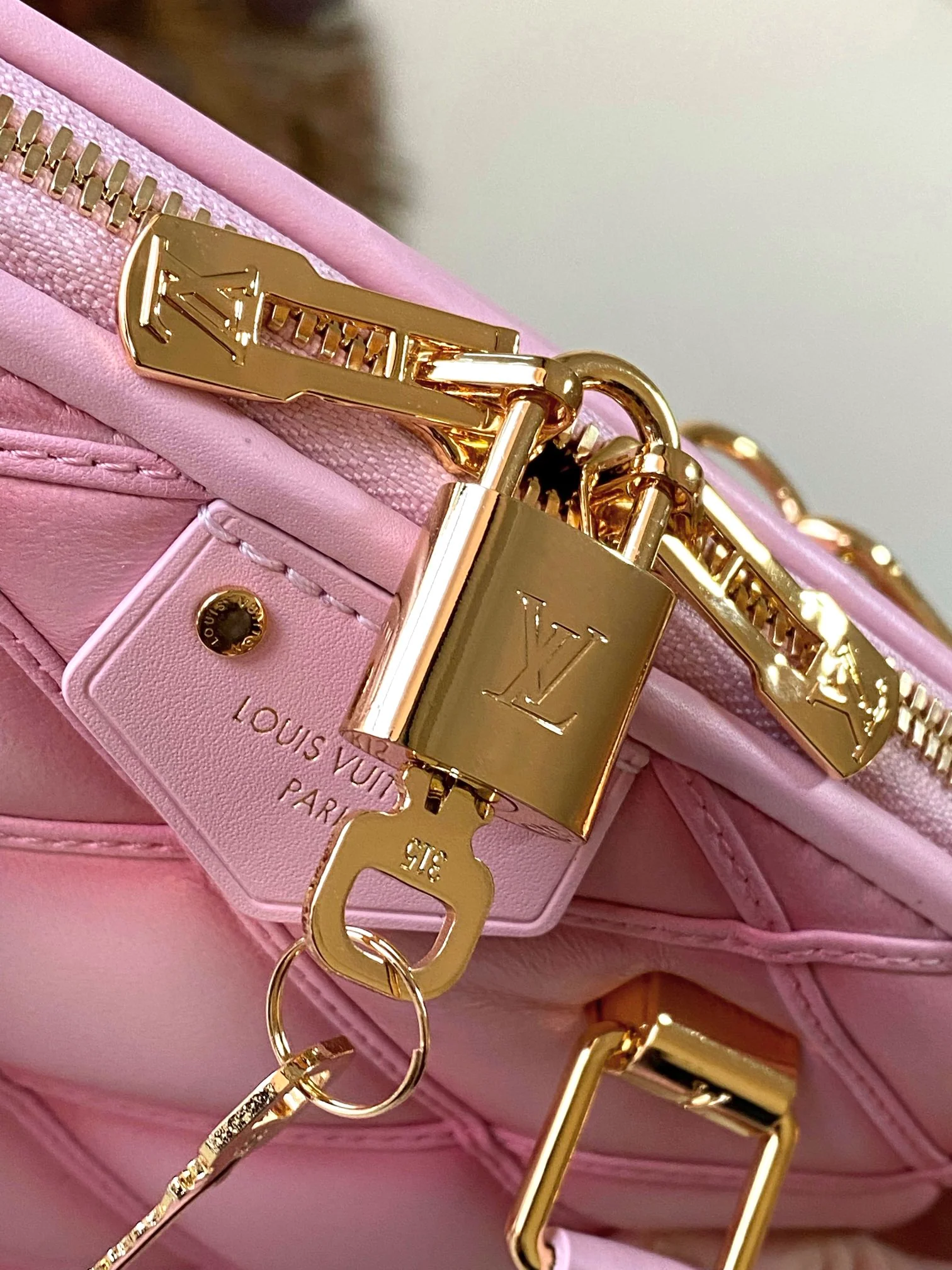 m24453-LV-nicolas-ghesquiere-shell bag-pink