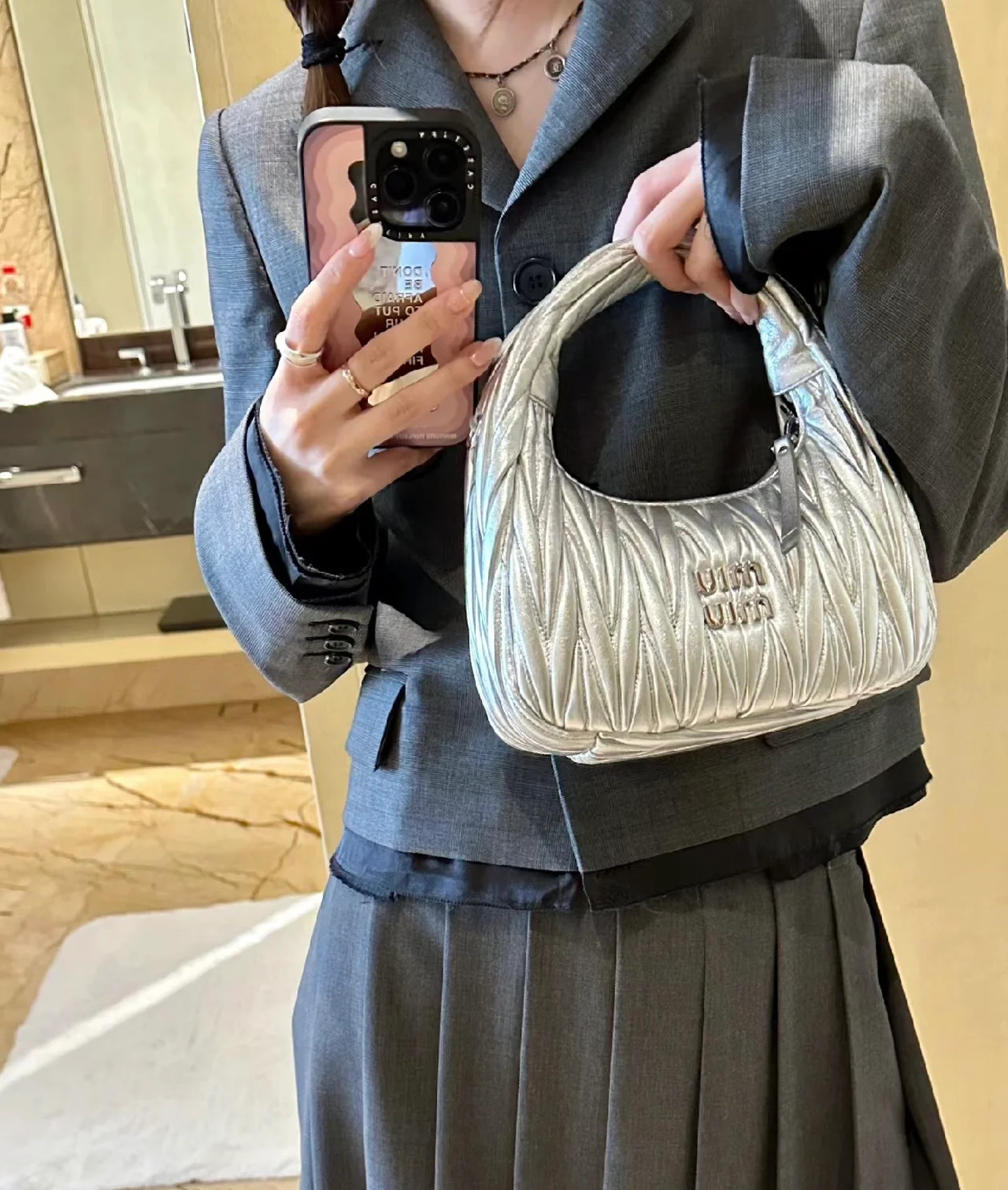 Сумка Miu Miu Wander — маленькая, из овечьей кожи — серебристая — Носите и делитесь