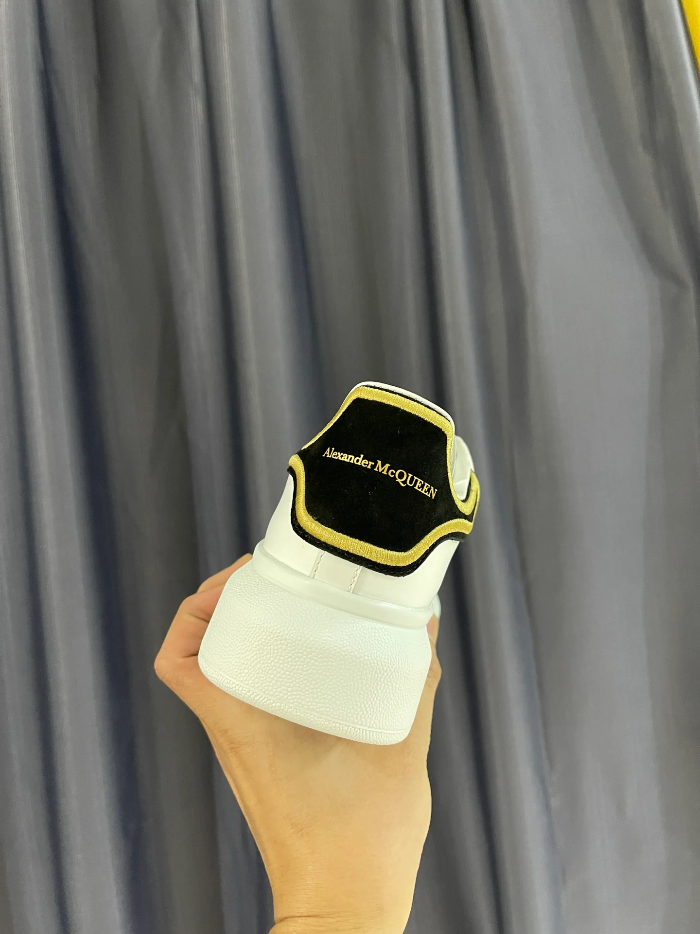 Классические белые кроссовки McQueen - унисекс - черный бархат - каблук с золотой вышивкой - премиум-издание