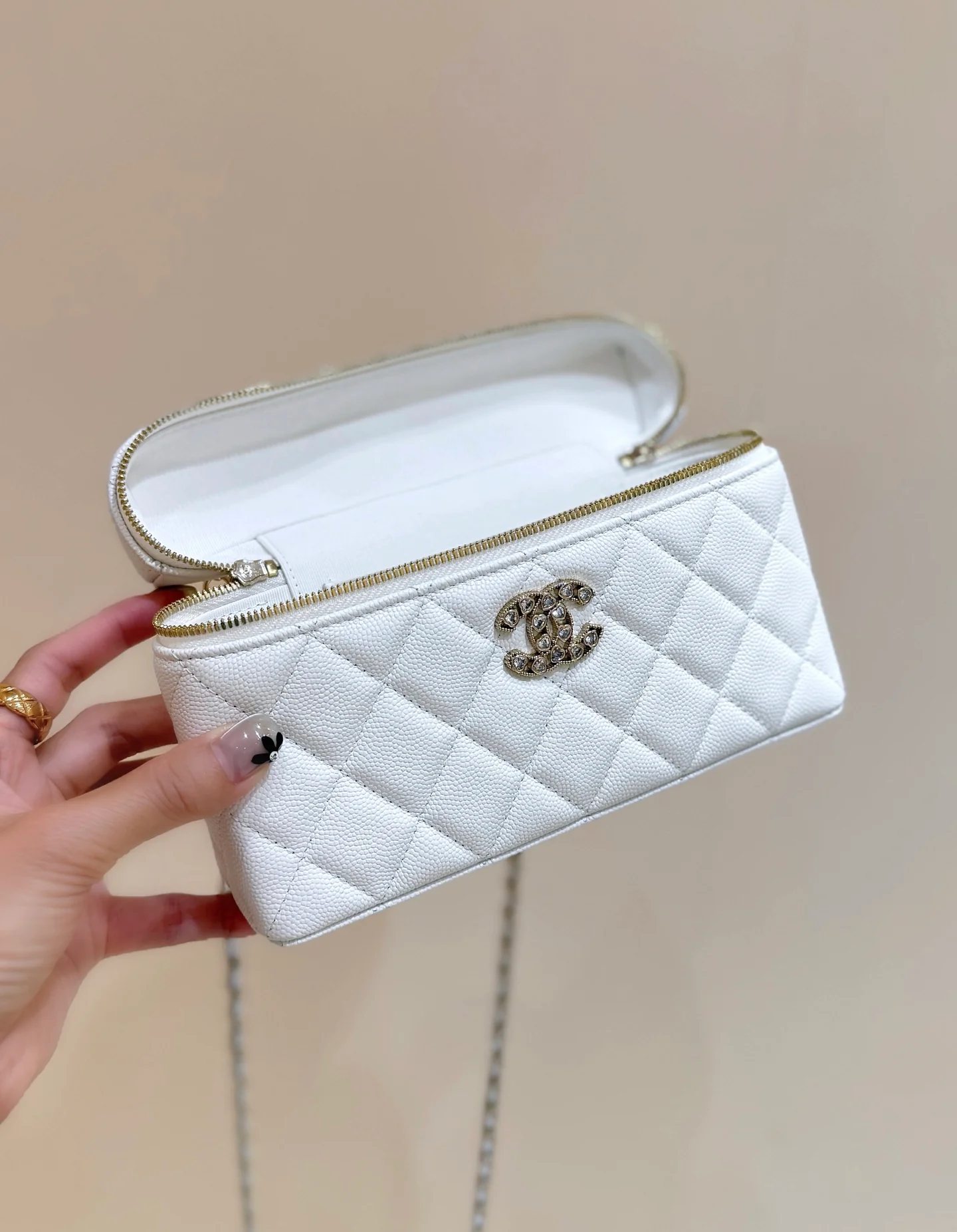 Сумка-ланчбокс Chanel 25p Limited Edition в форме сердца с бриллиантом — белая.