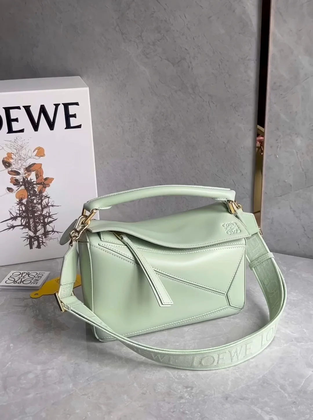 Кожаная сумка через плечо Loewe Puzzle - изумрудно-зеленая.