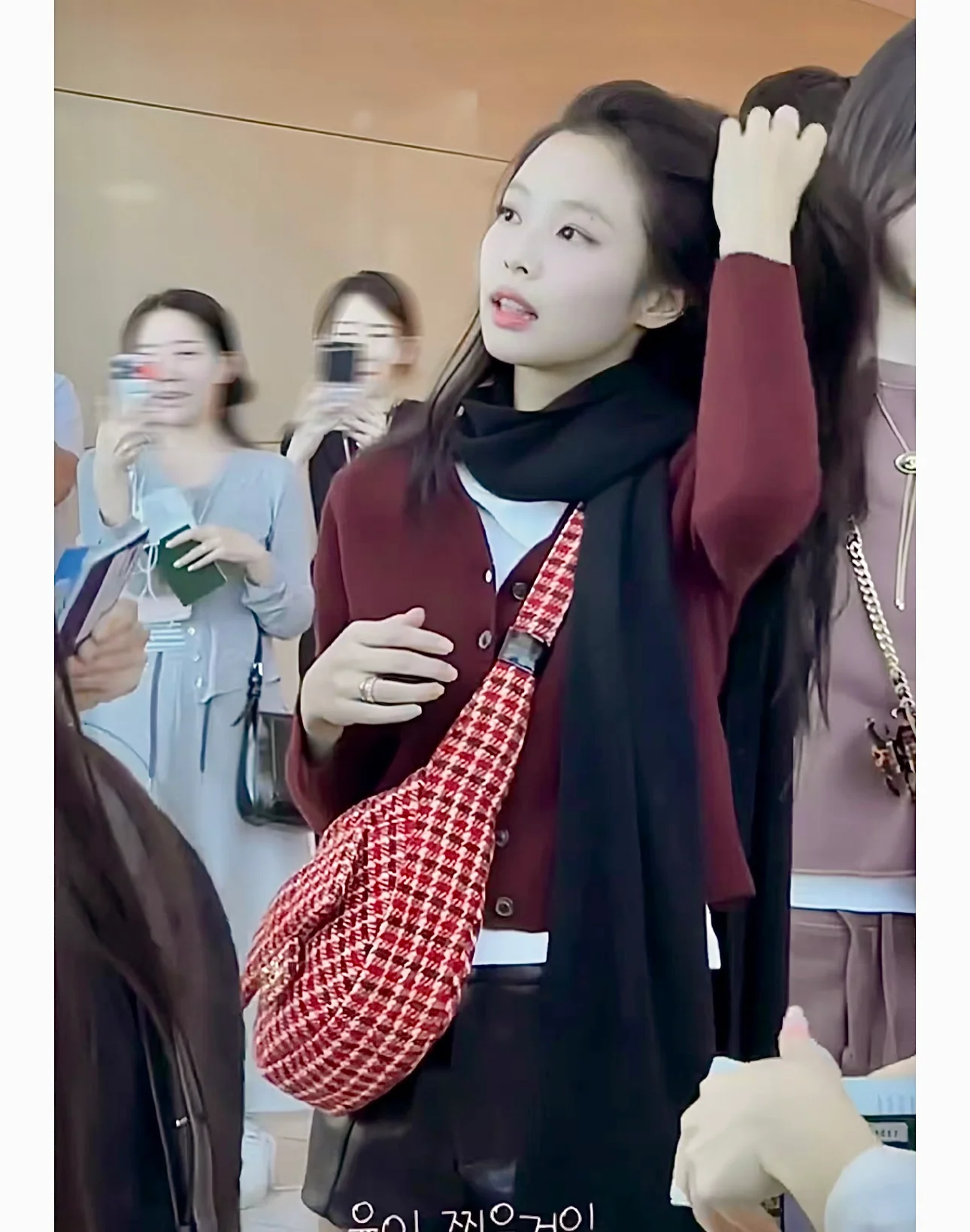 Сумка-хобо Chanel с узором ?гусиная лапка? — красная.