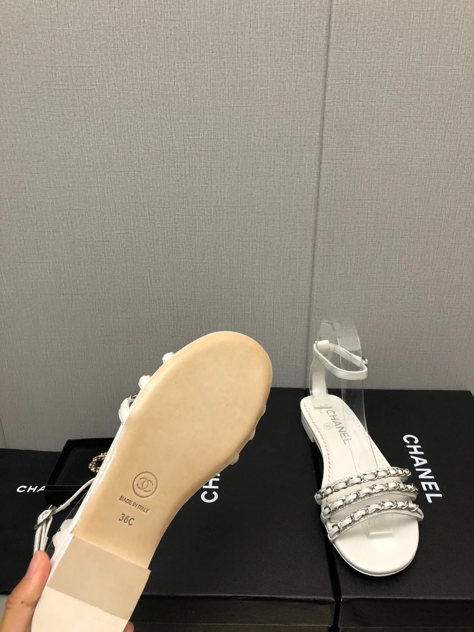 Новинка весны 2023 года от Chanel - сандалии на плоской подошве с цепочкой - белые.