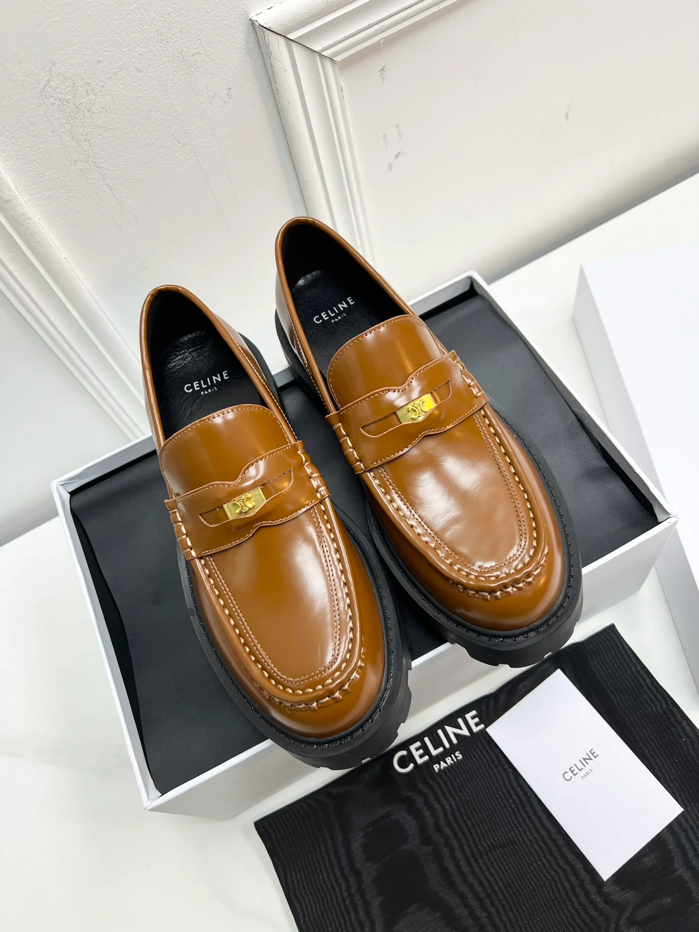 Новинка сезона весна/лето 2023 от Celine - Лоферы в стиле ретро - Коричневые