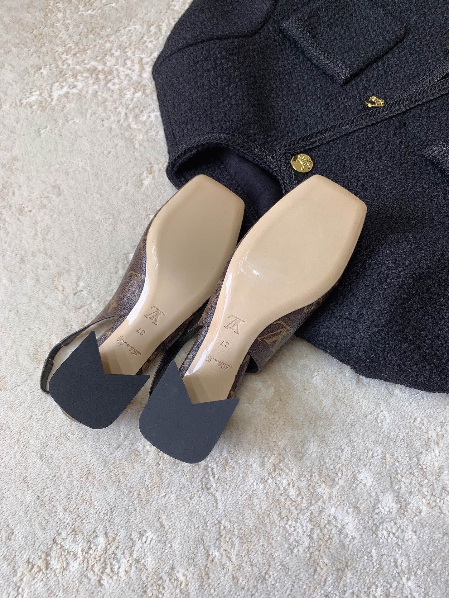 Новинка сезона весна/лето 2023 от LV - Туфли на низком каблуке с закрытым носком - Черный монограммный узор