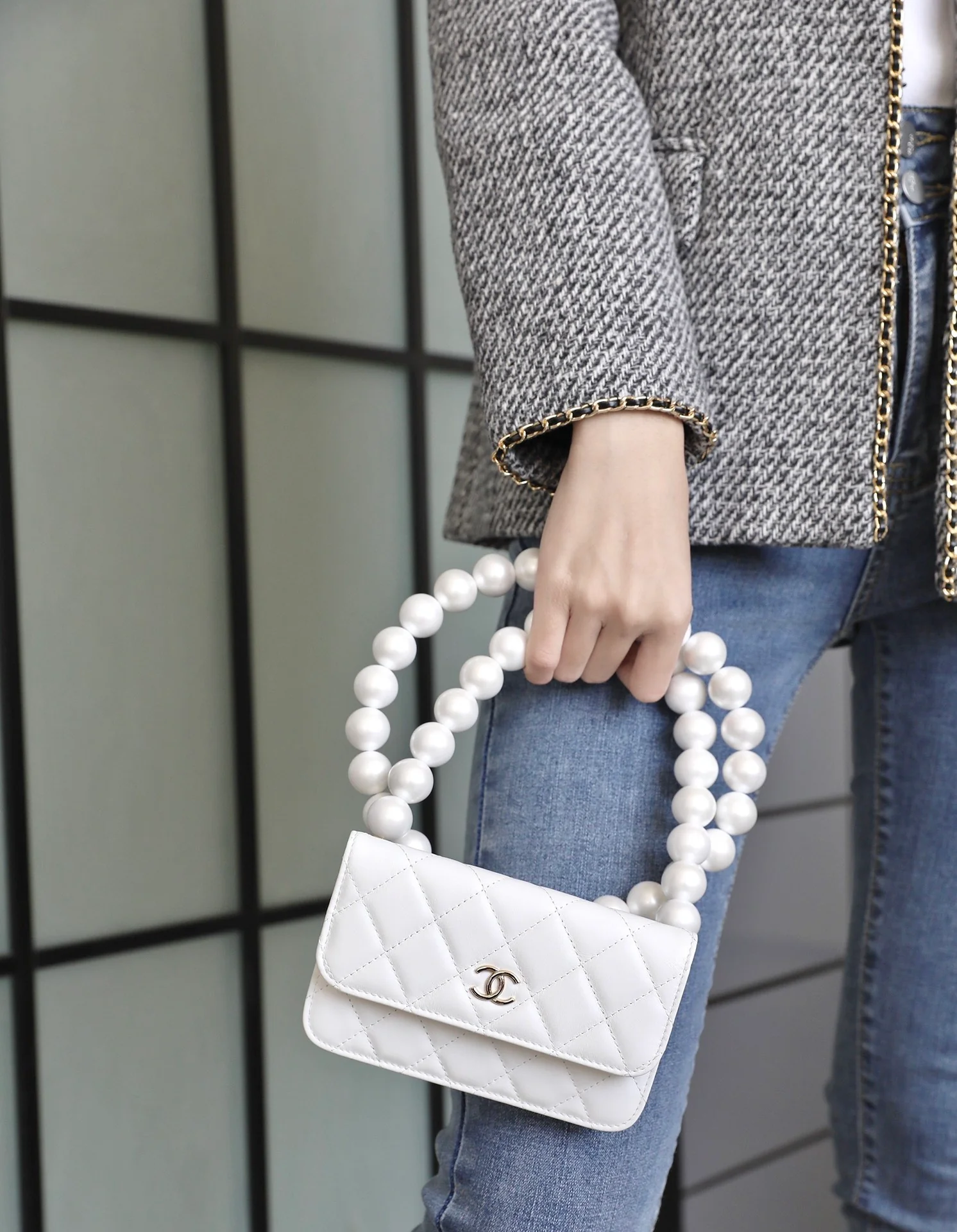 Маленькая сумочка Chanel с жемчужной цепочкой