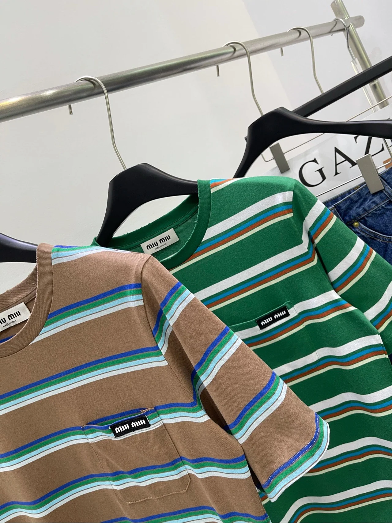 Футболка Miu Miu 2404 в ретро-полоску с карманом и коротким рукавом - зеленая