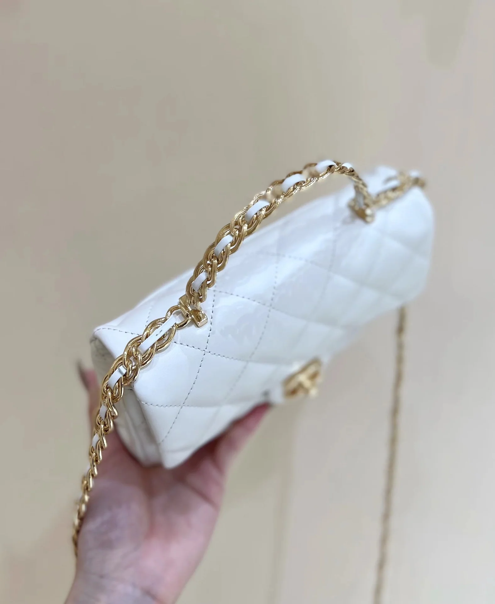 Ручка Chanel 23a CF со стразами - белая