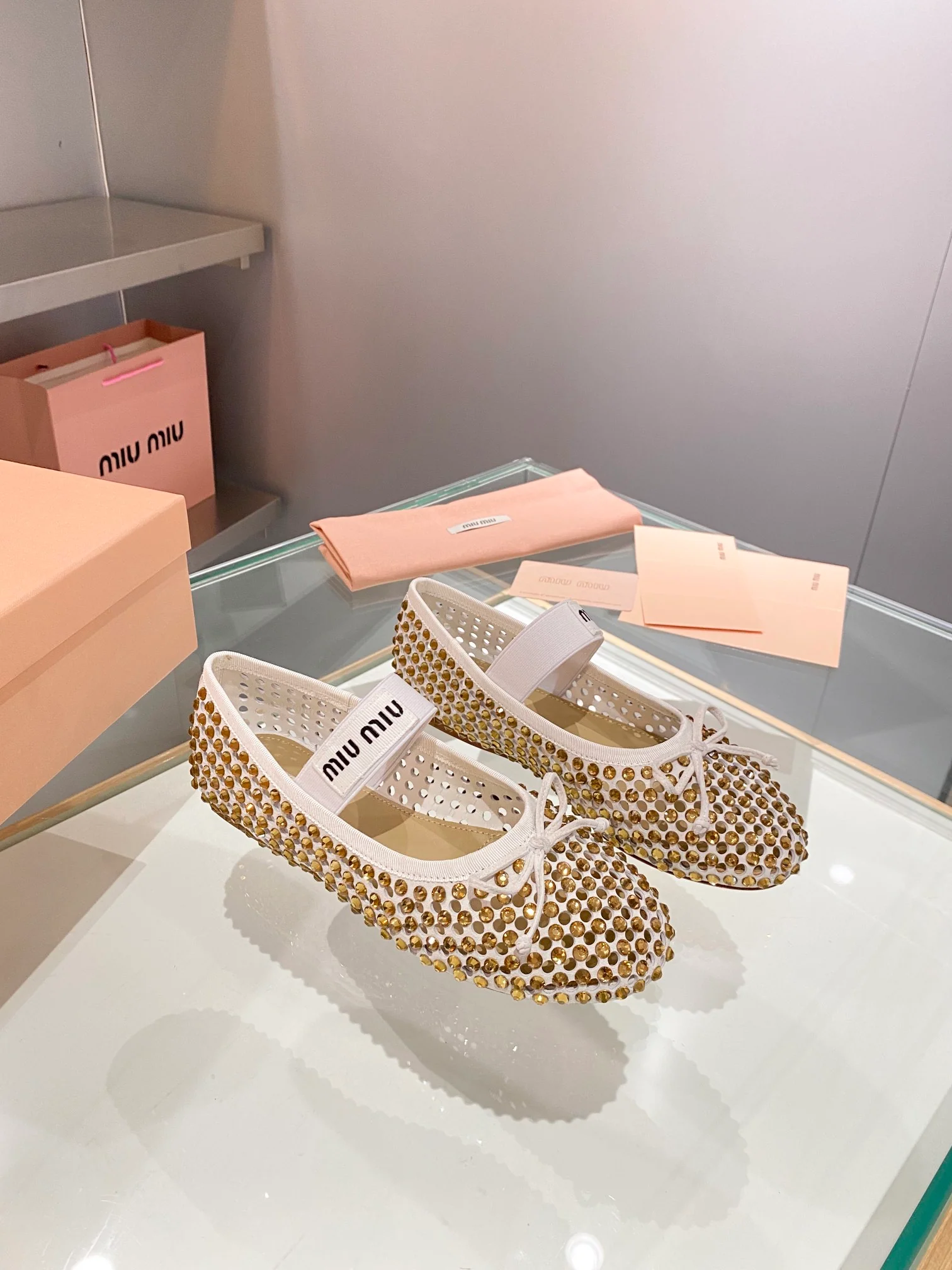 Miu Miu - балетки с ажурной отделкой, украшенные стразами.