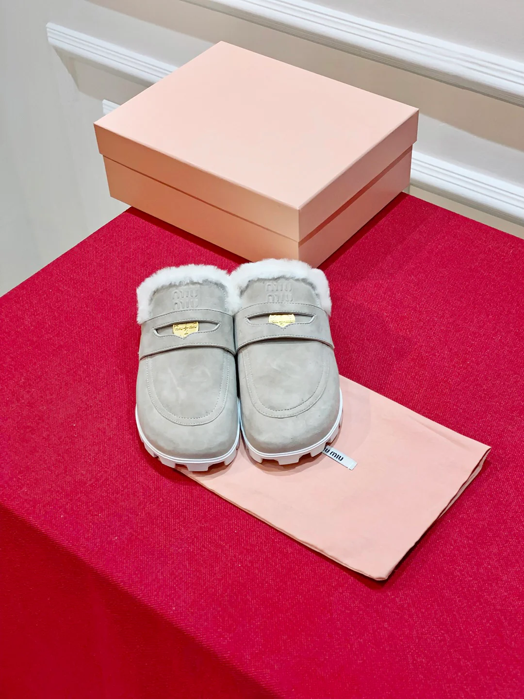 Новинка сезона осень/зима 2023 от Miu Miu - Меховые тапочки с золотой пряжкой - Светло-серые