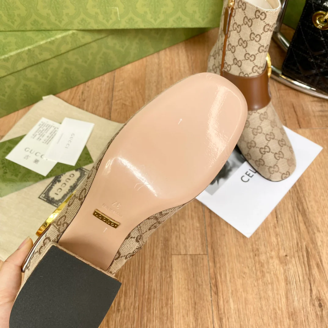 Новинка сезона осень/зима Gucci 22ss - Классические ботильоны с золотой пряжкой - Монограмма - 1