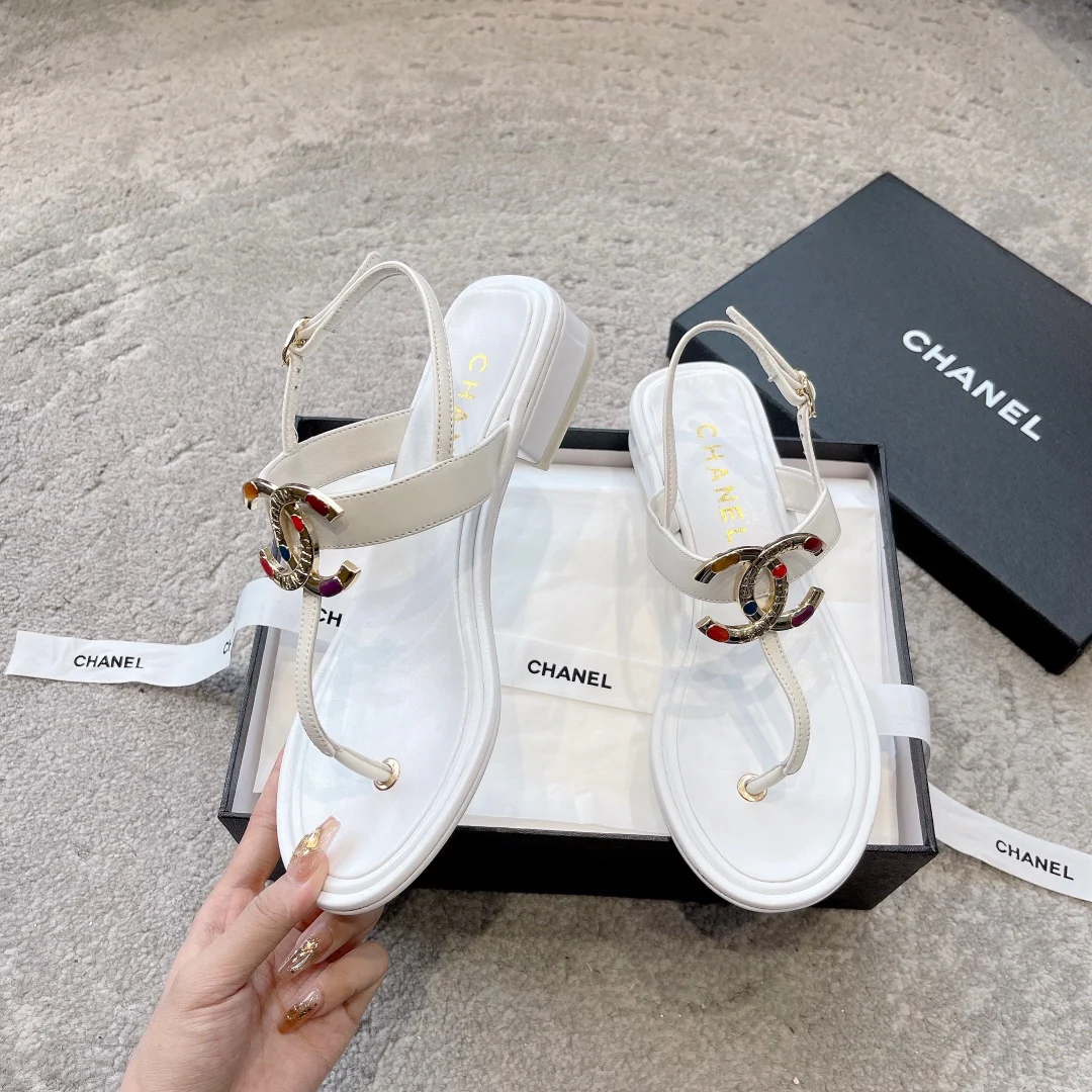 Новинка сезона весна/лето 2023 от Chanel - сандалии из овечьей кожи с драгоценными камнями - белые.