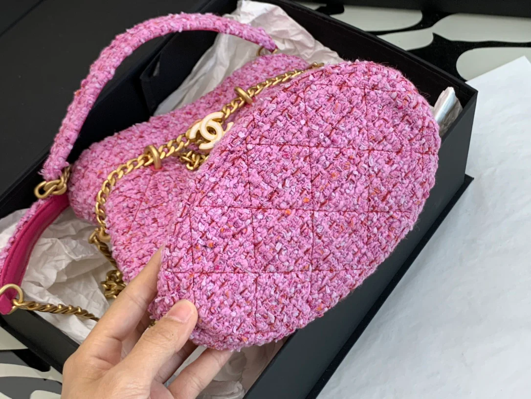 Новинка 2022 года от Chanel - Эмалированная сумка-ведро.