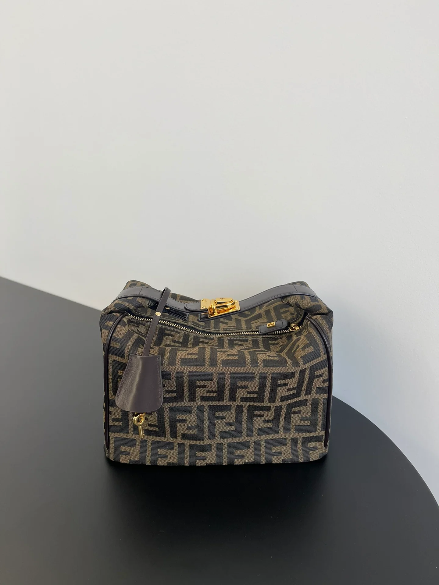 Сумка-ланч Fendi Monogram Bento Bag - большой размер