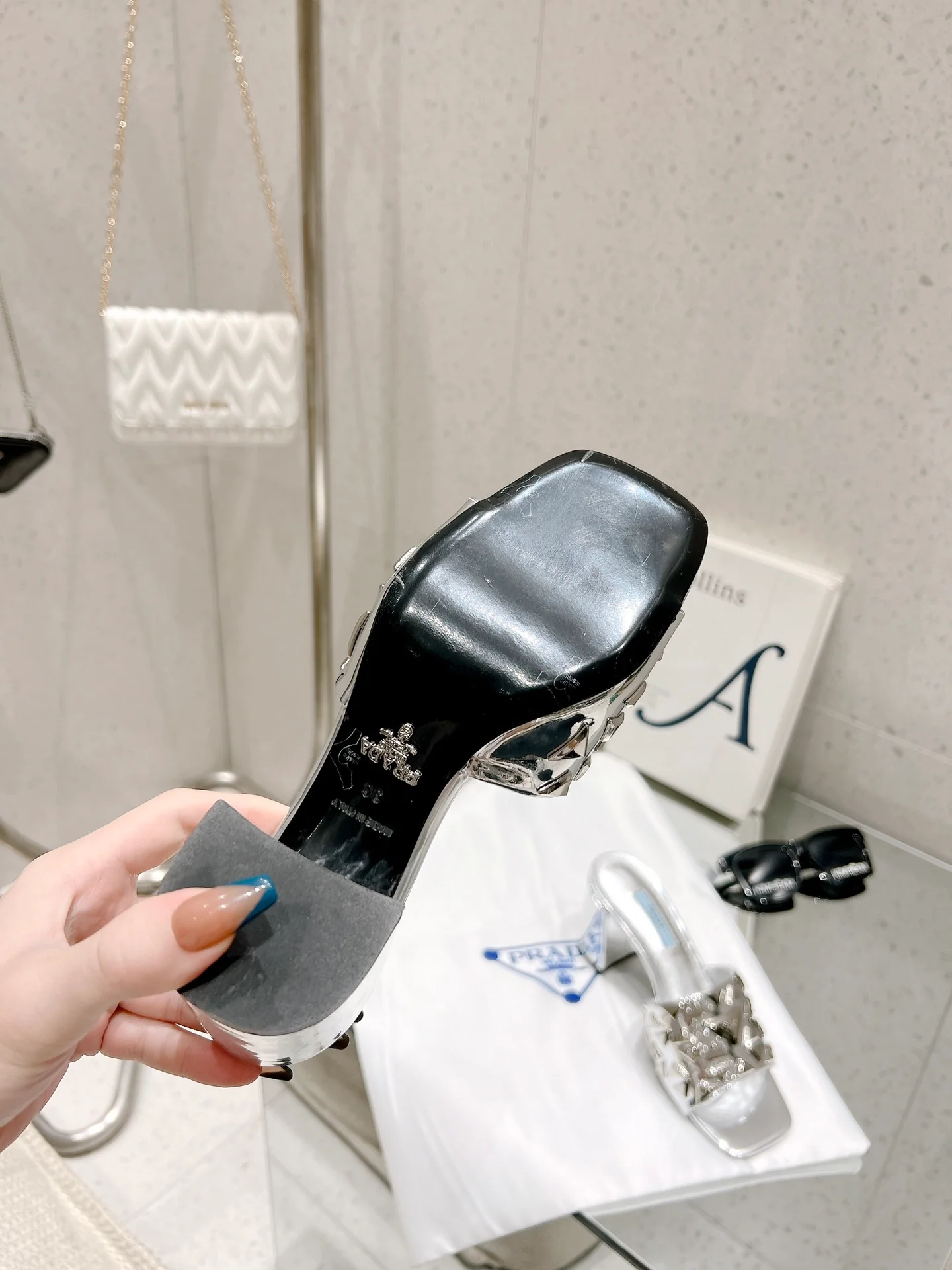 Новинка сезона весна/лето 2023 от Prada - туфли на высоком каблуке с заклепками - 7 см