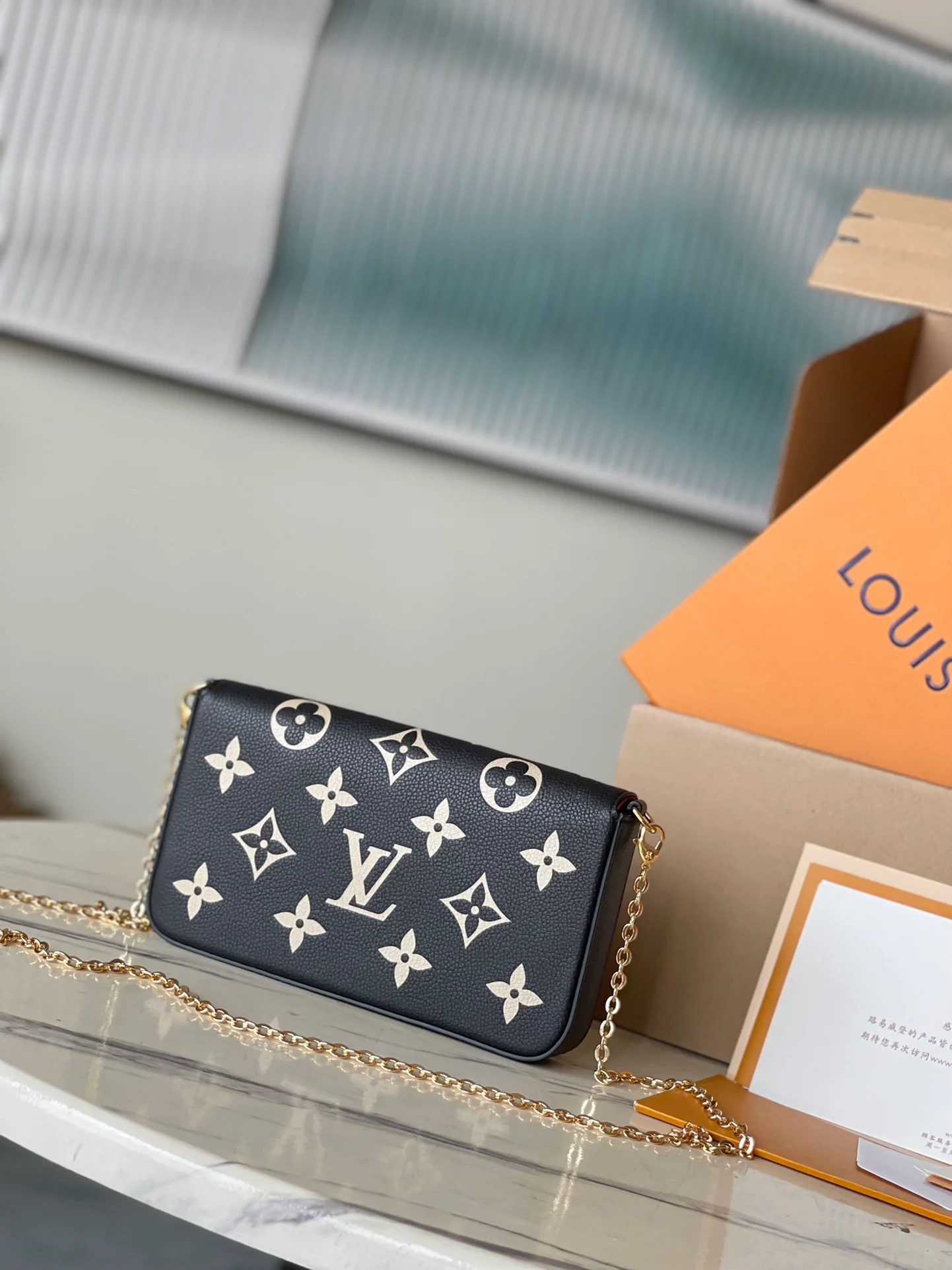 m64064-LV-pochette-felicie-empreinte сумка через плечо с тиснением - черная сетчатая версия