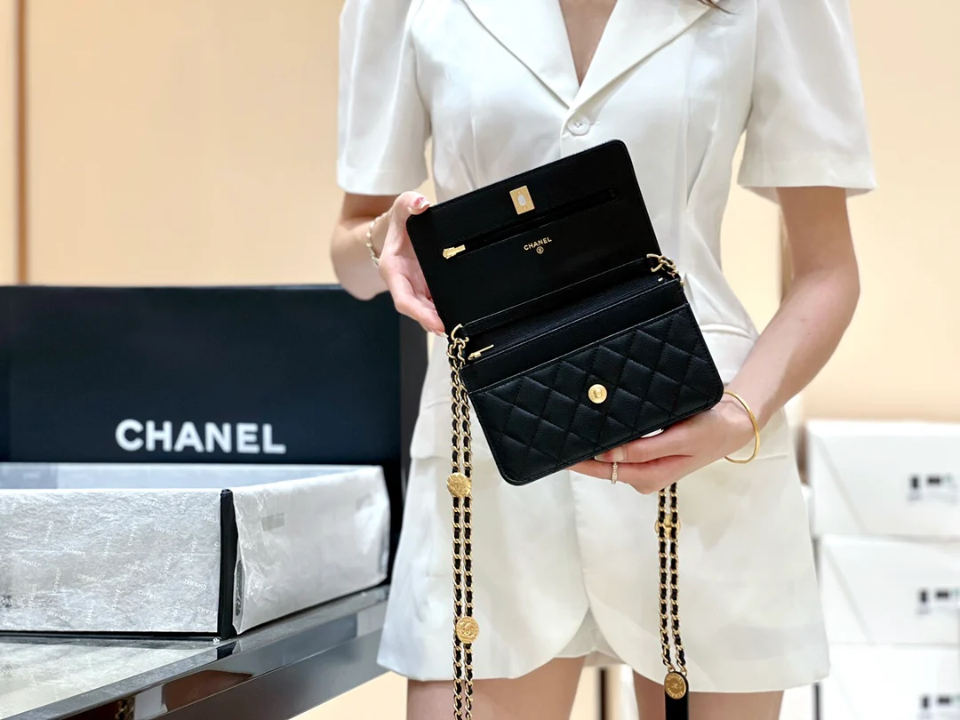 Сумка Chanel WOC с цепочкой и монетками — зернистая кожа — черная — фотографии в ношении.
