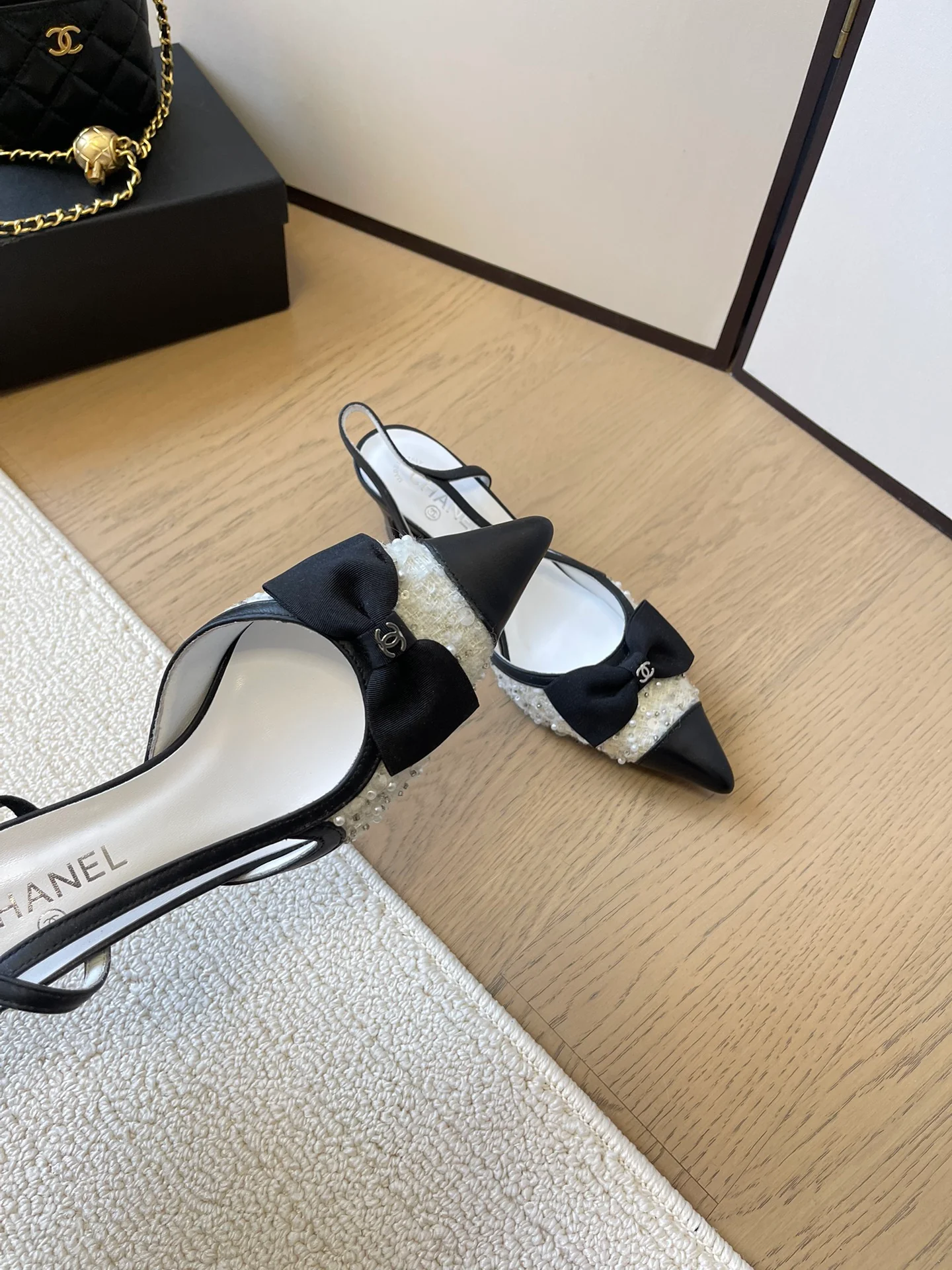 Туфли на высоком каблуке Chanel 2024 с острым носком и лентой - черные