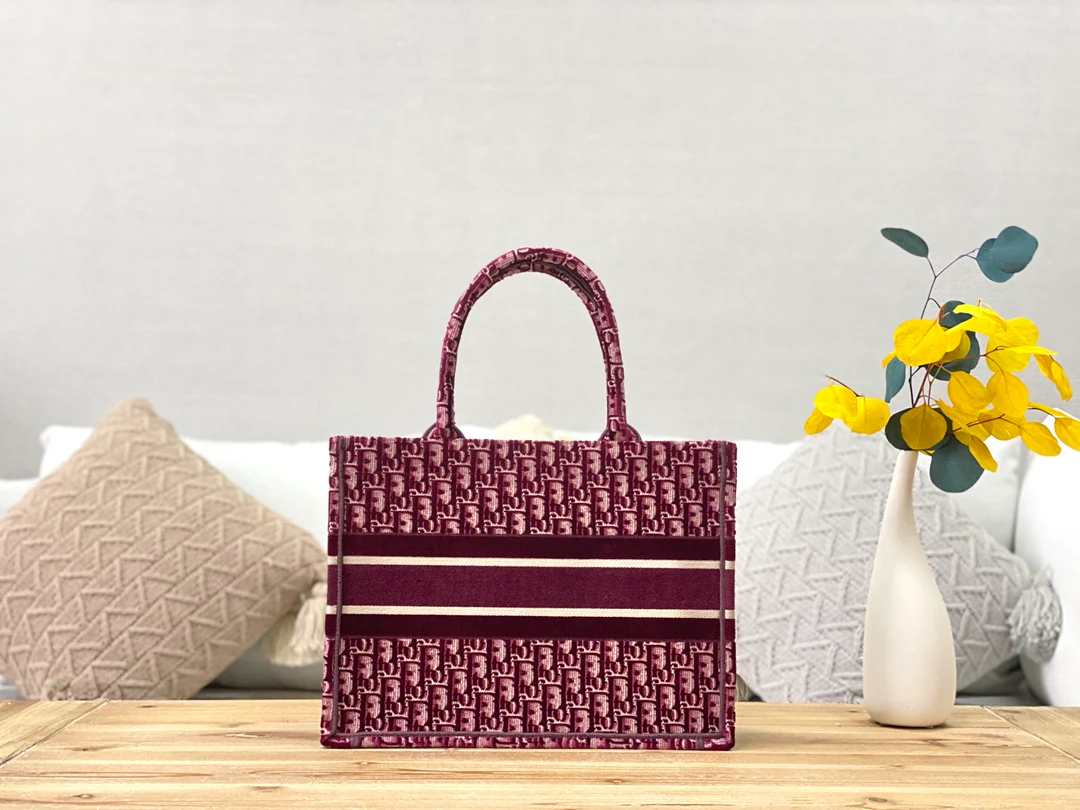 Сумка-тоут Dior Book, маленький размер 36,5 см, красная монограмма, бархат.