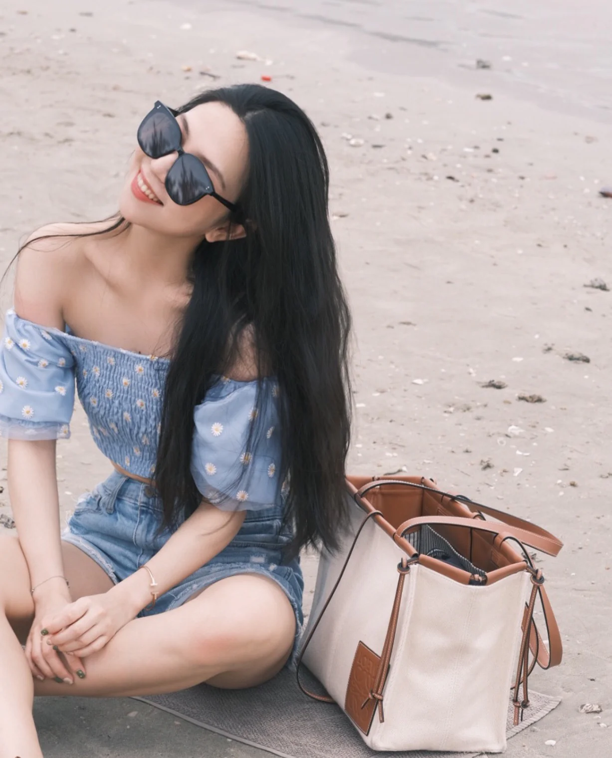 Сумка-тоут Loewe с подушкой — белая и коричневая кожа — изображение верхней части тела.