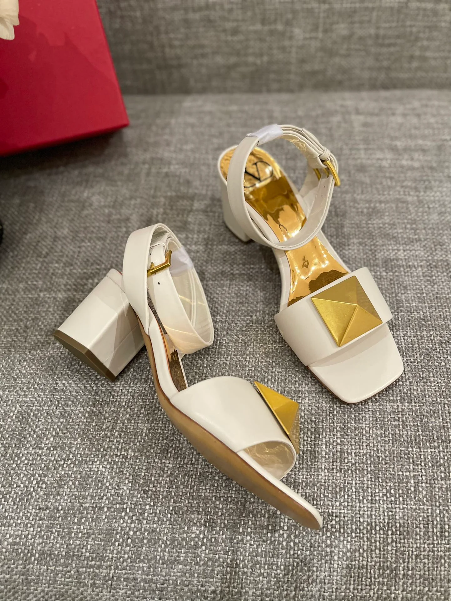 Сандалии Valentino на массивном каблуке - белые