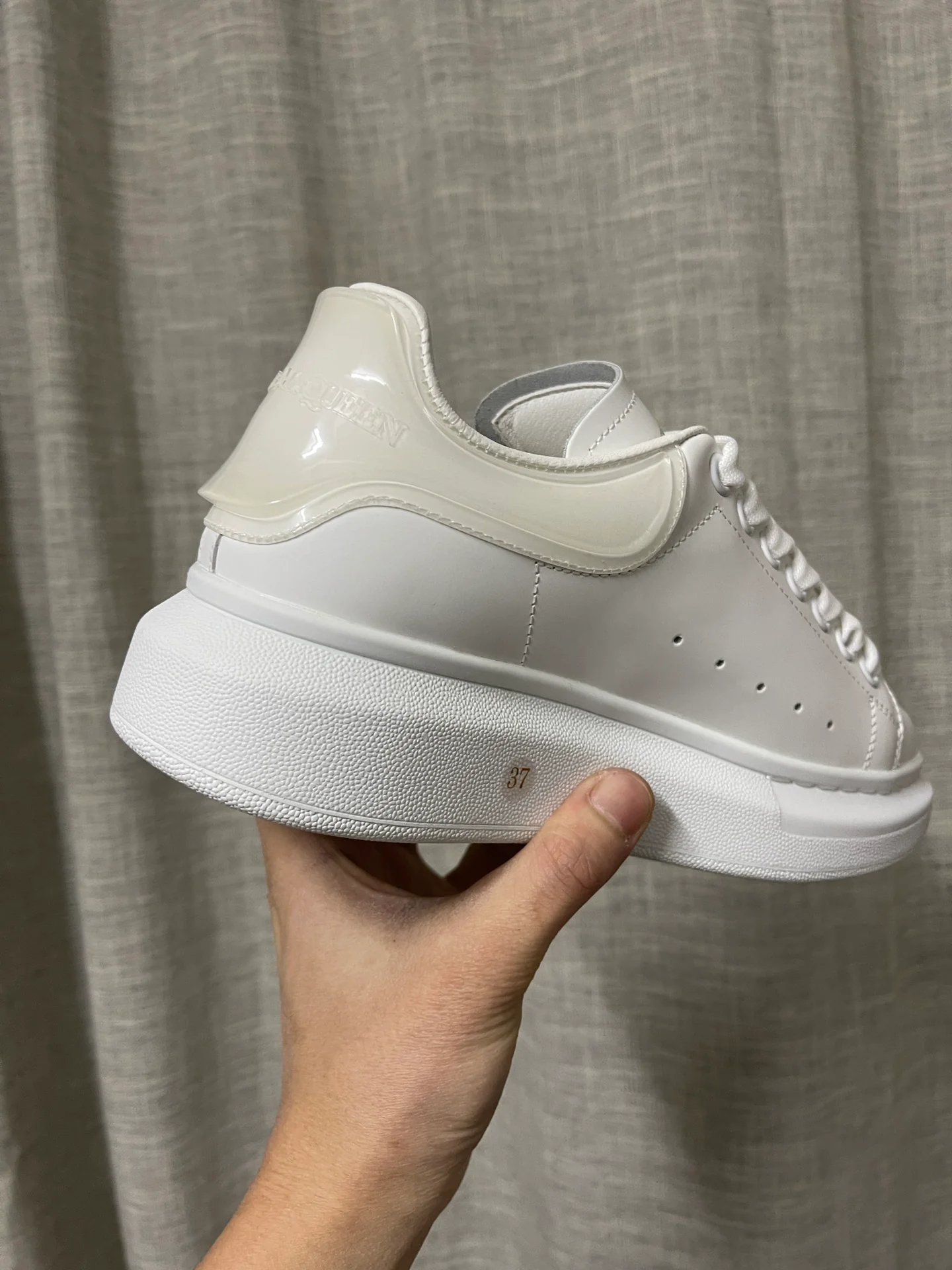 Классические белые кроссовки McQueen - унисекс - белые с мягким каблуком - премиум-издание