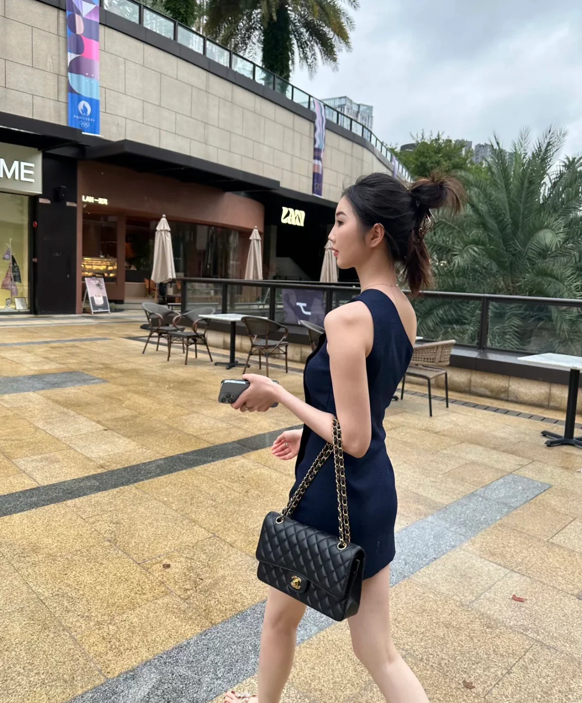 Сумка Chanel CF25 из зернистой кожи с золотой фурнитурой и цепочкой — черная.