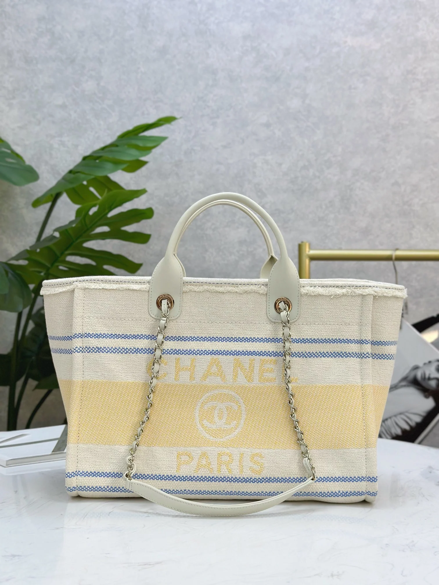 Пляжная сумка Chanel 25c, косметичка, ярко-желтая.