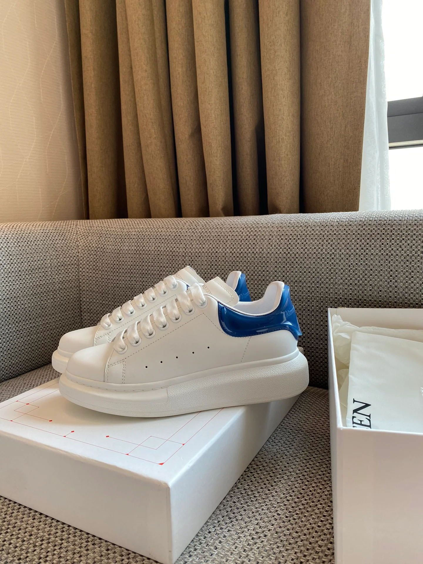 Классические белые кроссовки McQueen - на каблуке-резинке - темно-синие