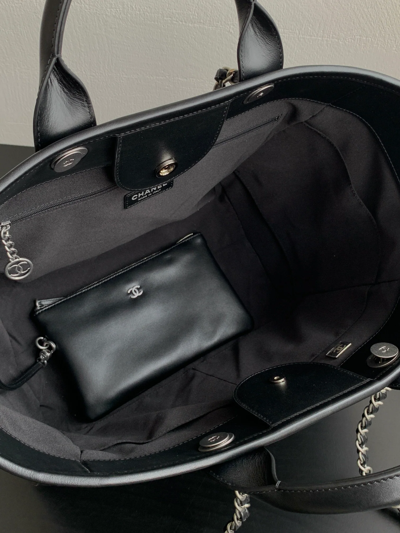 Пляжная сумка Chanel 24a из натуральной кожи, большая, черная.