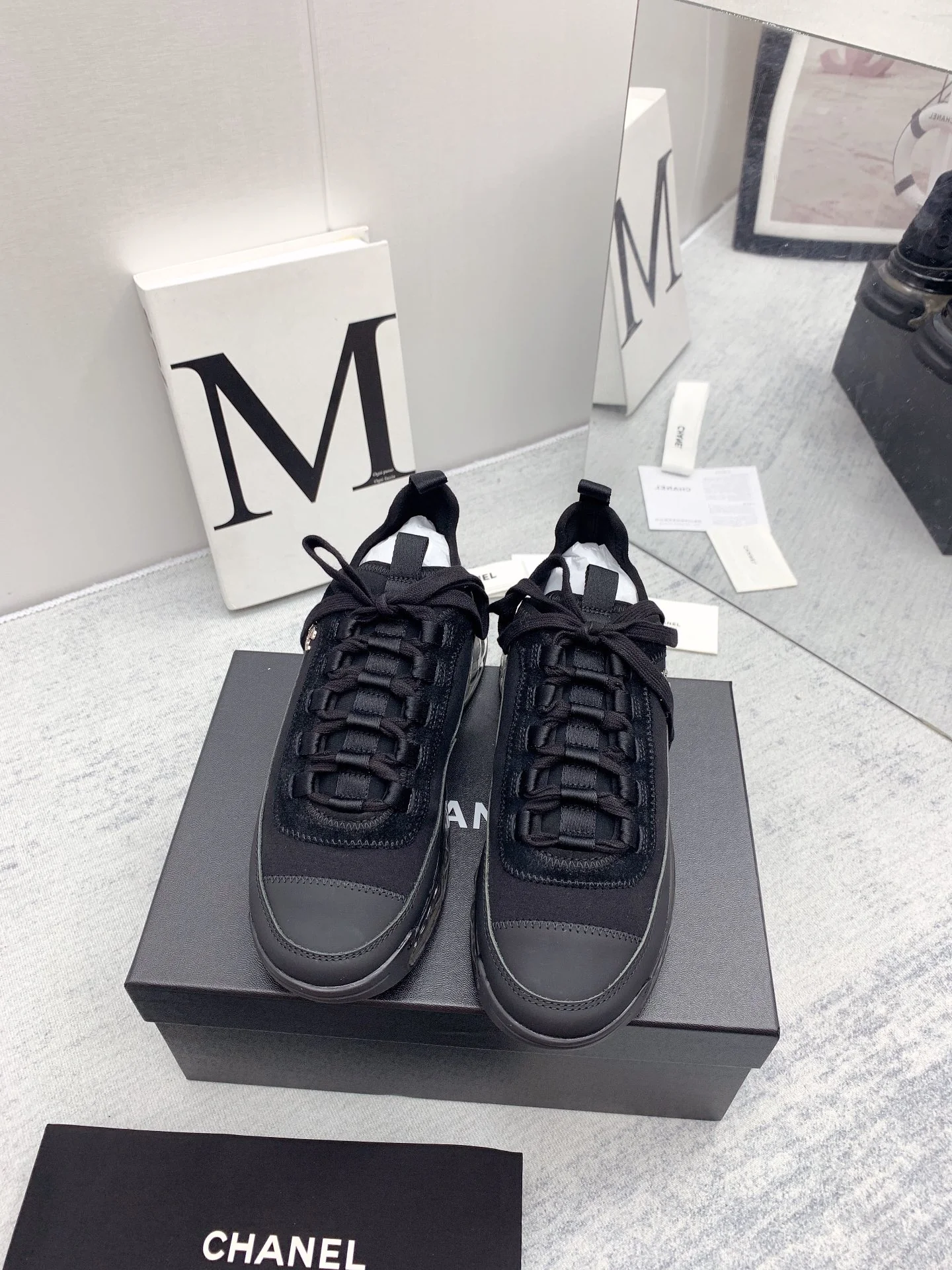 Новинка сезона осень/зима 2021 от Chanel - кроссовки с ромбовидным узором - черные.