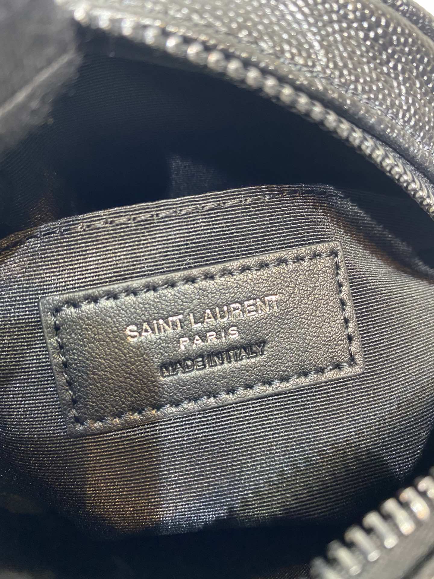 Маленькая круглая сумка YSL Vinyle - черная с черной пряжкой.