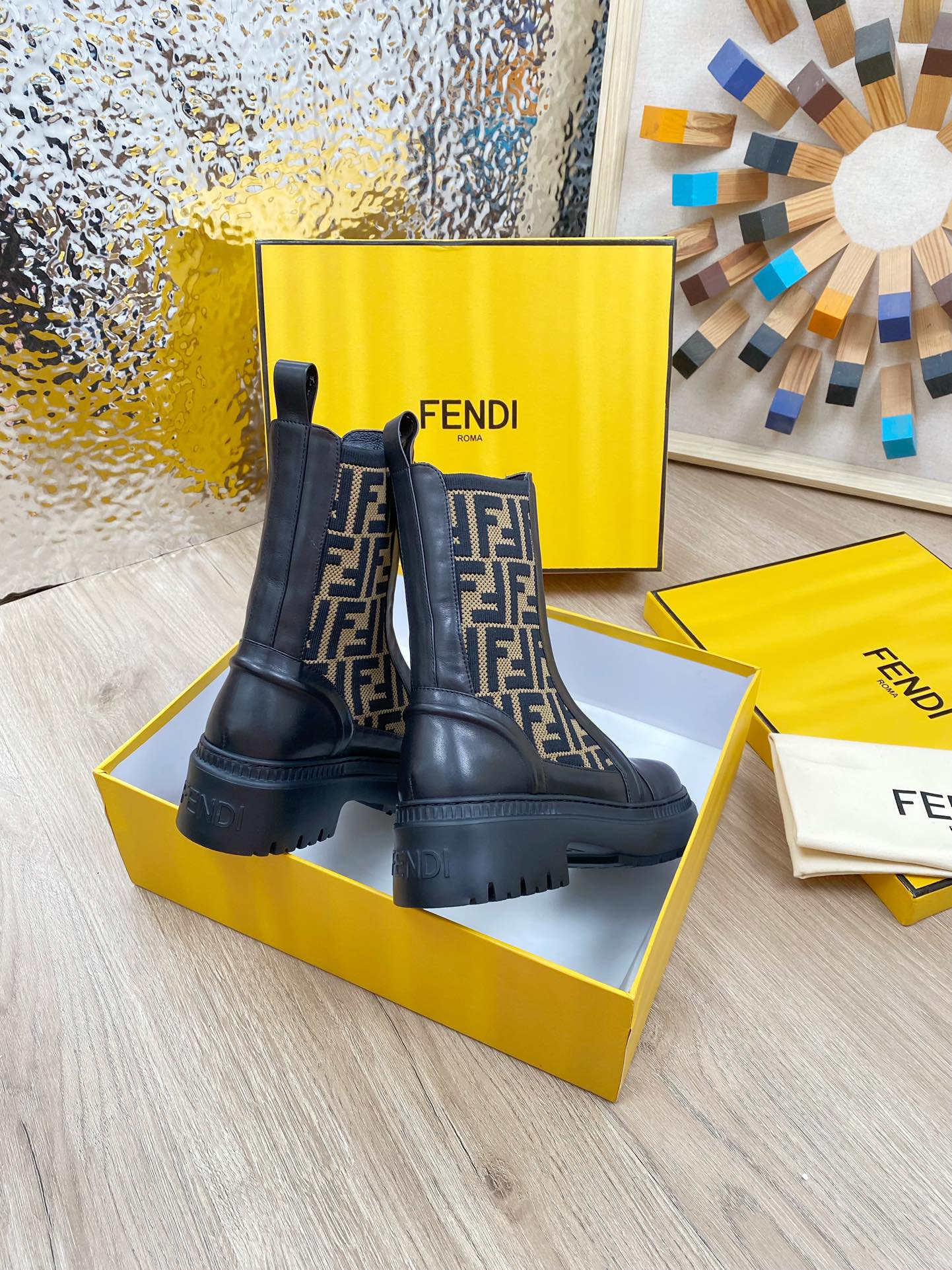 Новинка осени 2023 от Fendi — ботинки Dr. Martens средней высоты из канваса с монограммой.
