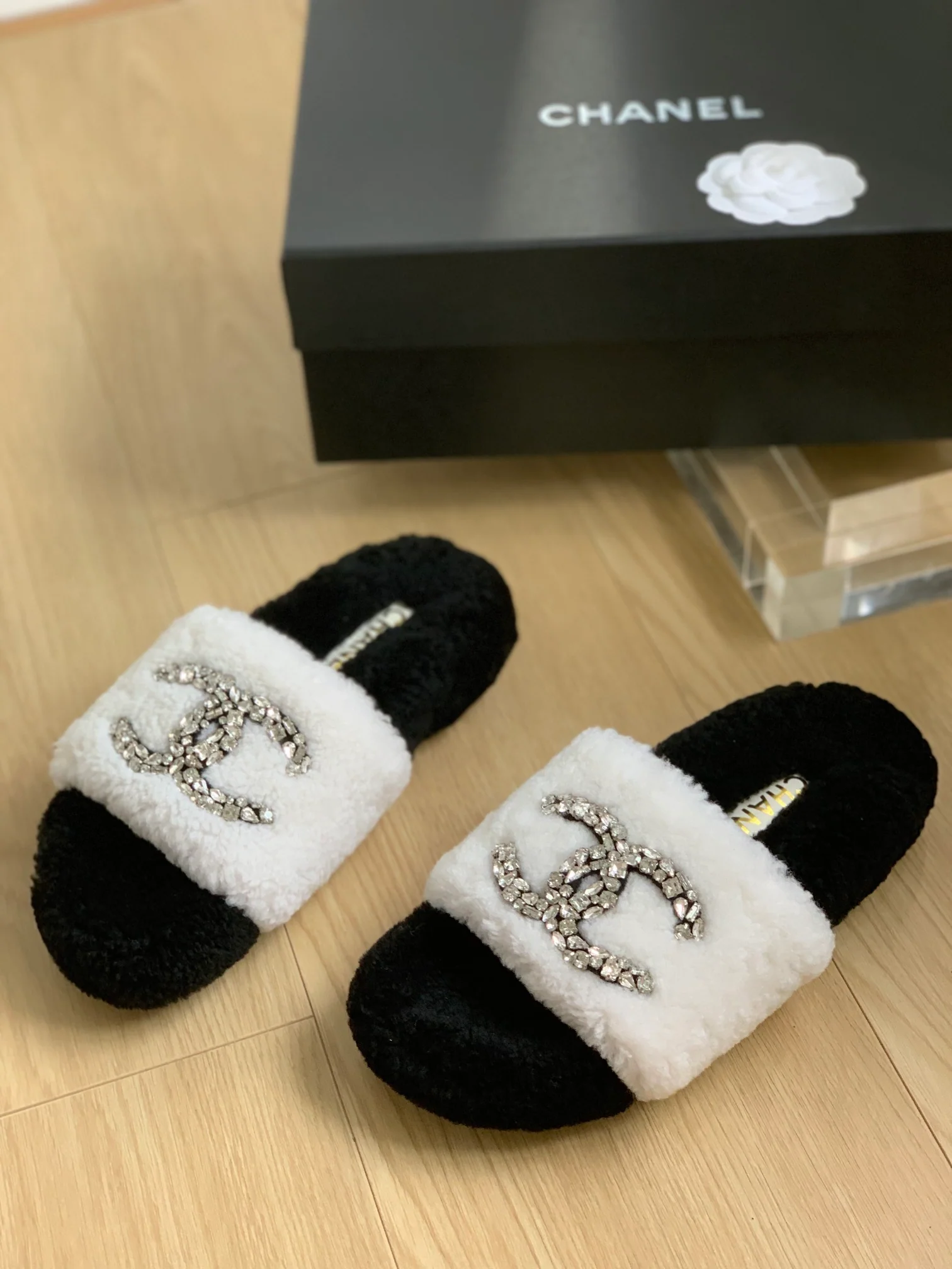 Новинка сезона осень/зима 2023 от Chanel - Тапочки из овечьей шерсти на резиновой подошве - Черно-белые - 1 шт.