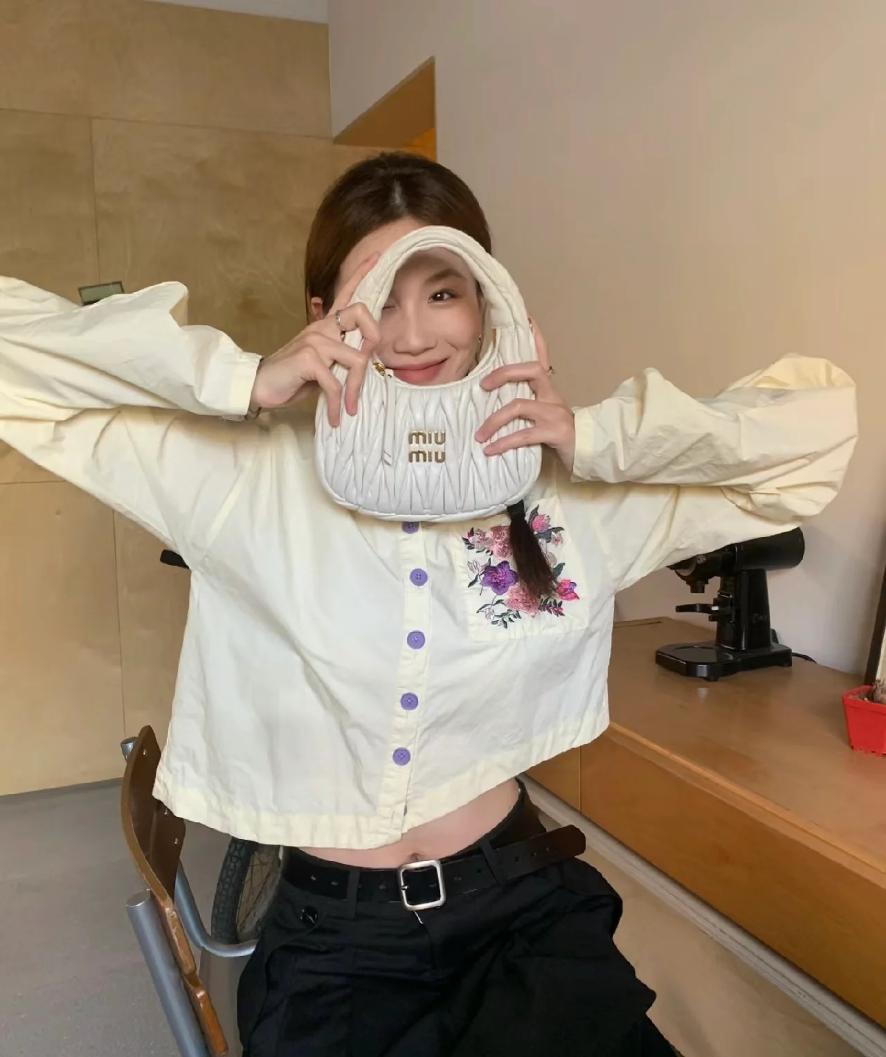 Сумка Miu Miu Wander — маленькая, из овечьей кожи — носите и делитесь с другими.