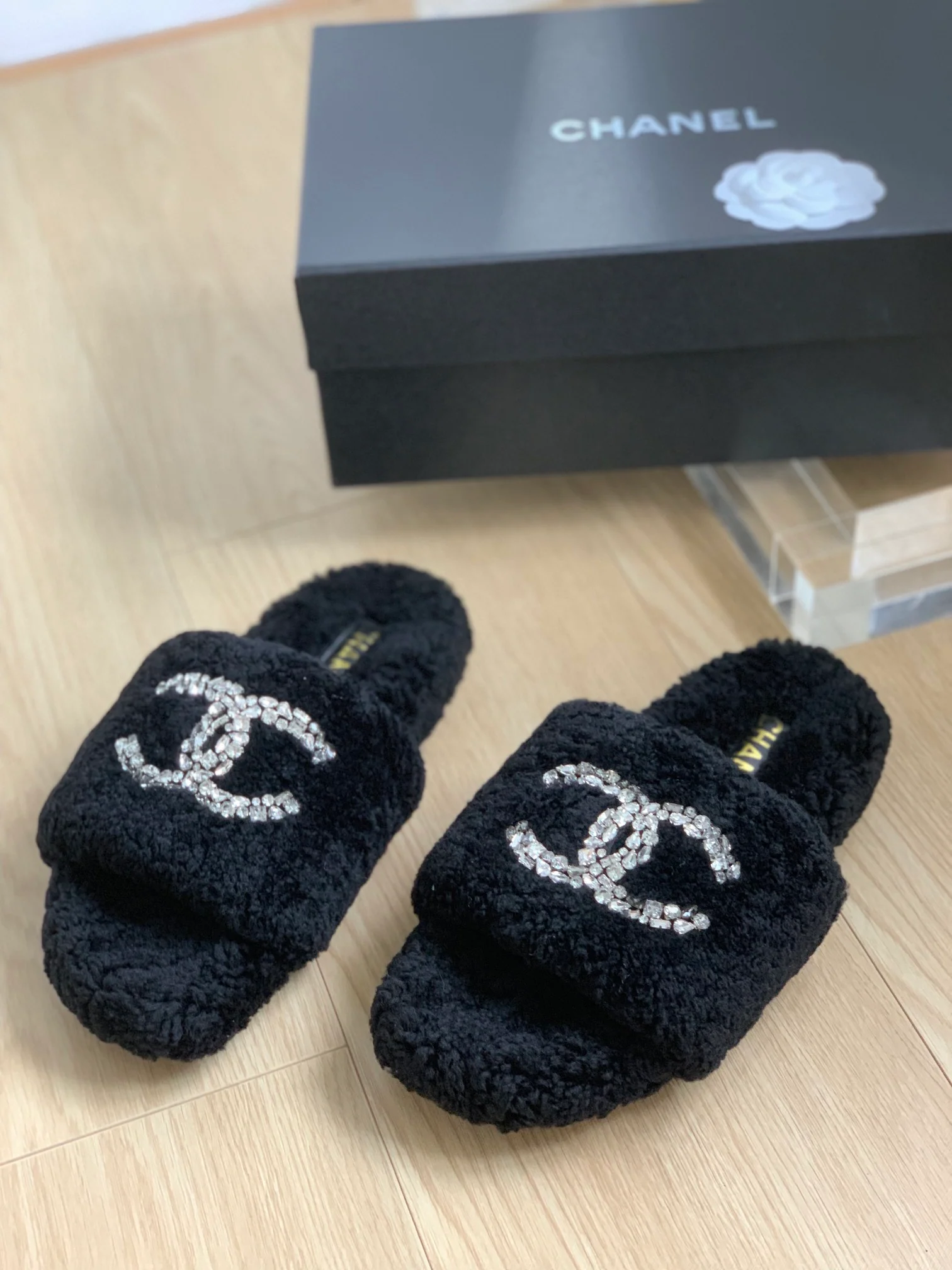 Новинка сезона осень/зима 2023 от Chanel - Домашние тапочки из овечьей шерсти с резиновой подошвой - Черные