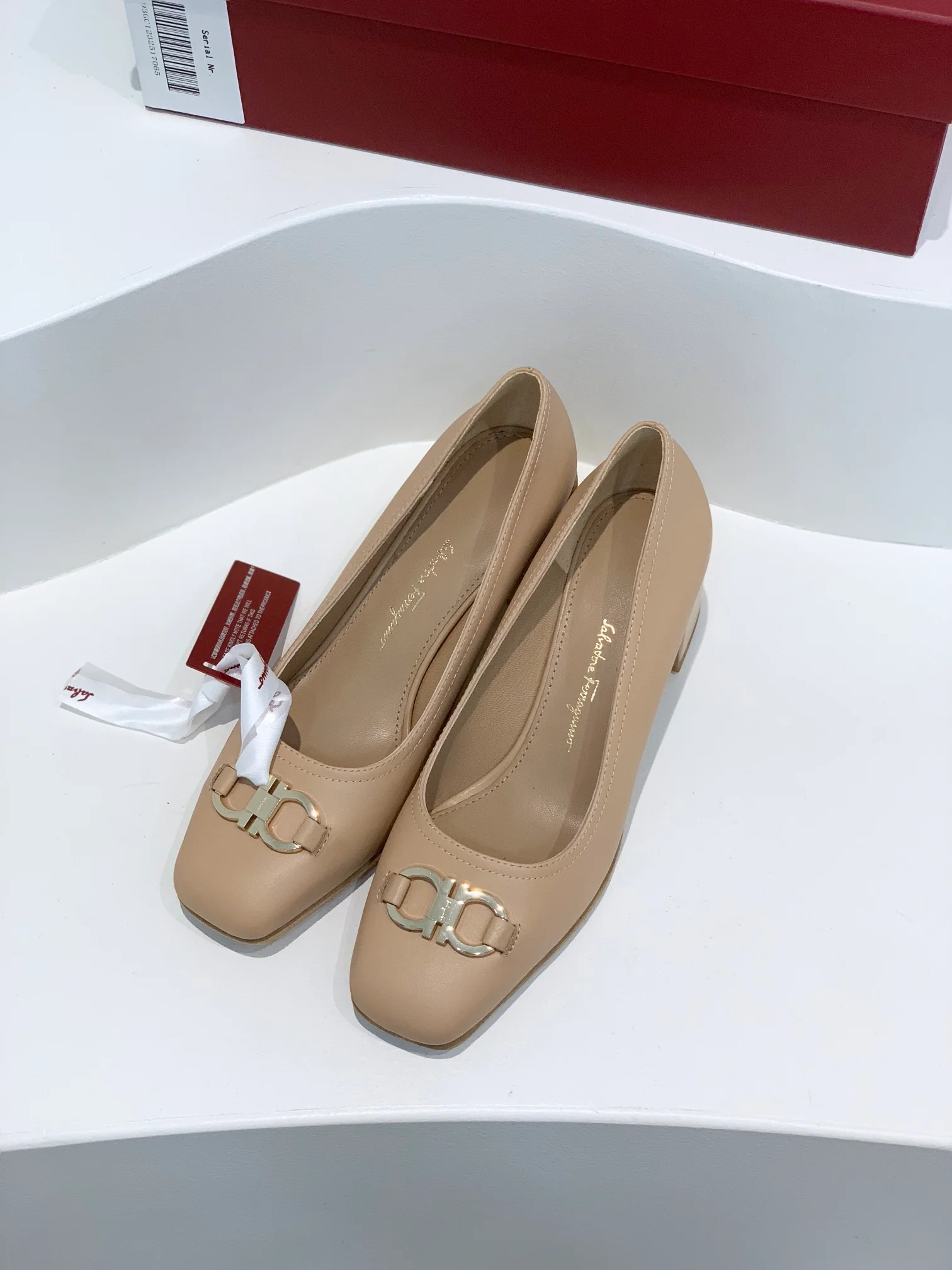 Туфли Salvatore Ferragamo - пряжка в форме подковы - квадратный носок - низкий каблук - цвет 