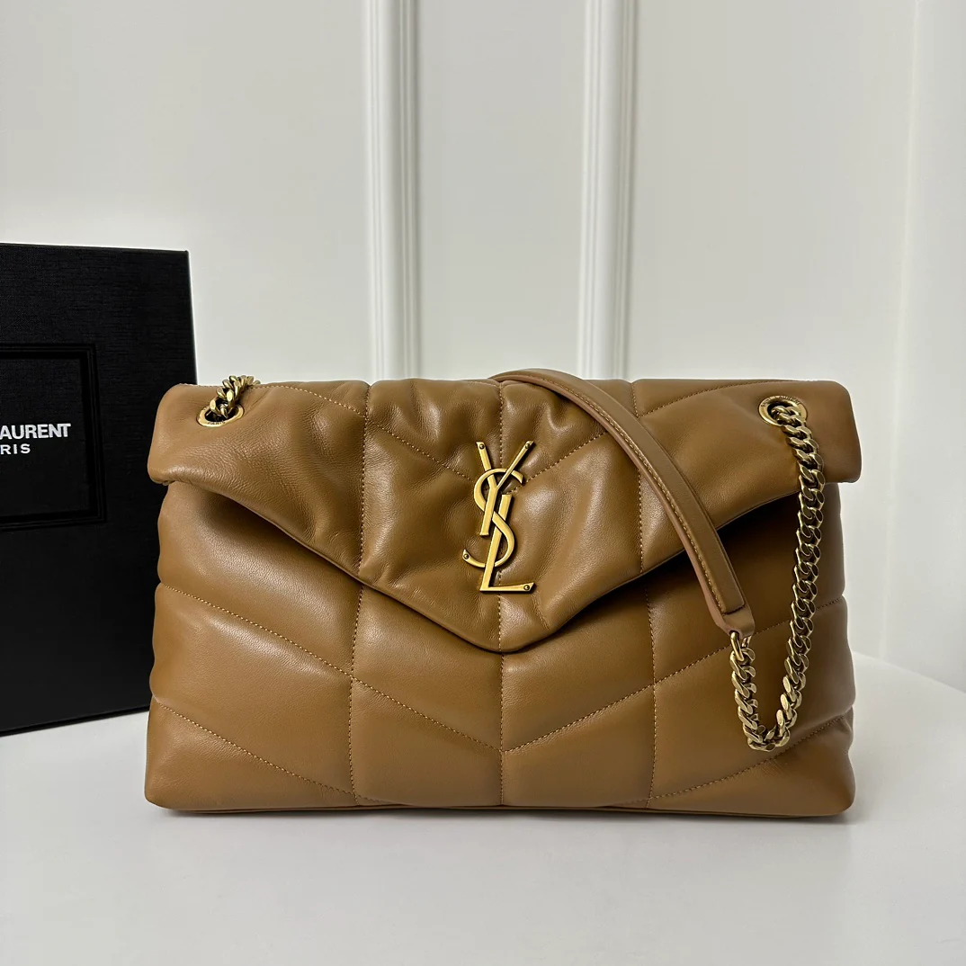 Пуховая сумка YSL Loulou Puffer 35 см из стеганой овечьей кожи цвета ?облако?, верблюжий.