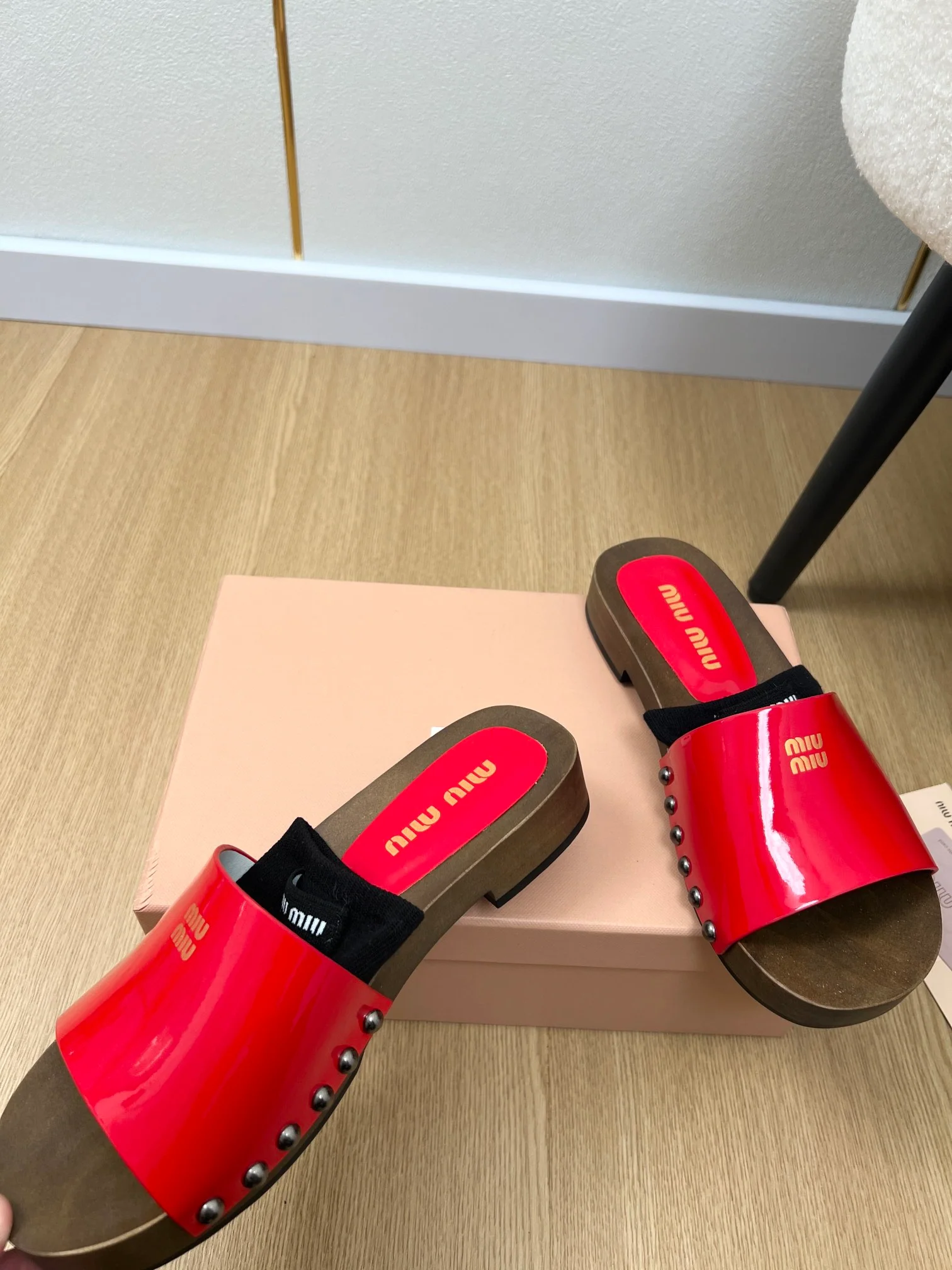 Деревянные тапочки Miu Miu 2024 - cj-6nk4