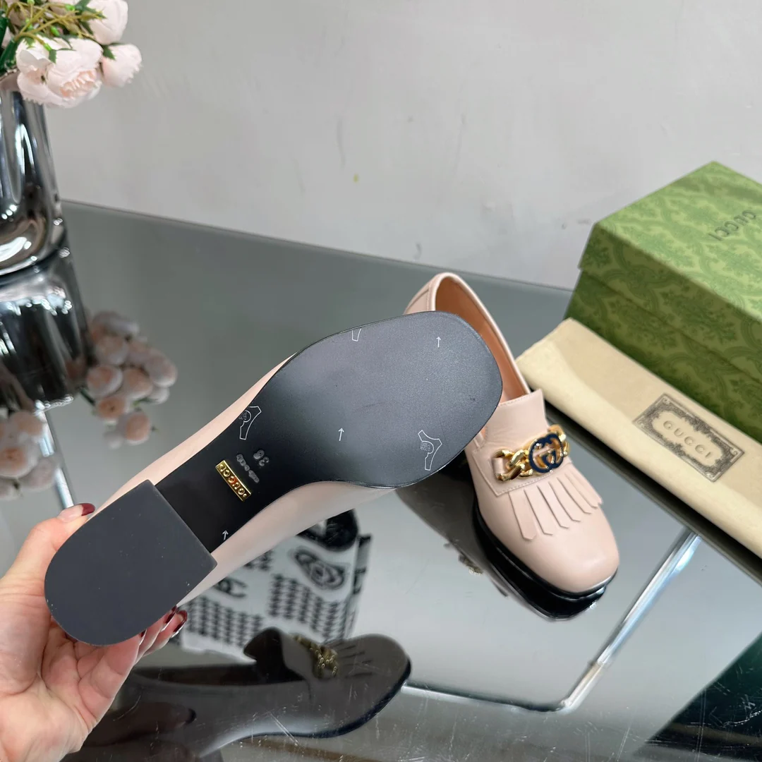 Новинка сезона осень/зима 2023 от Gucci - Лоферы на высоком каблуке из кожи - Розовые