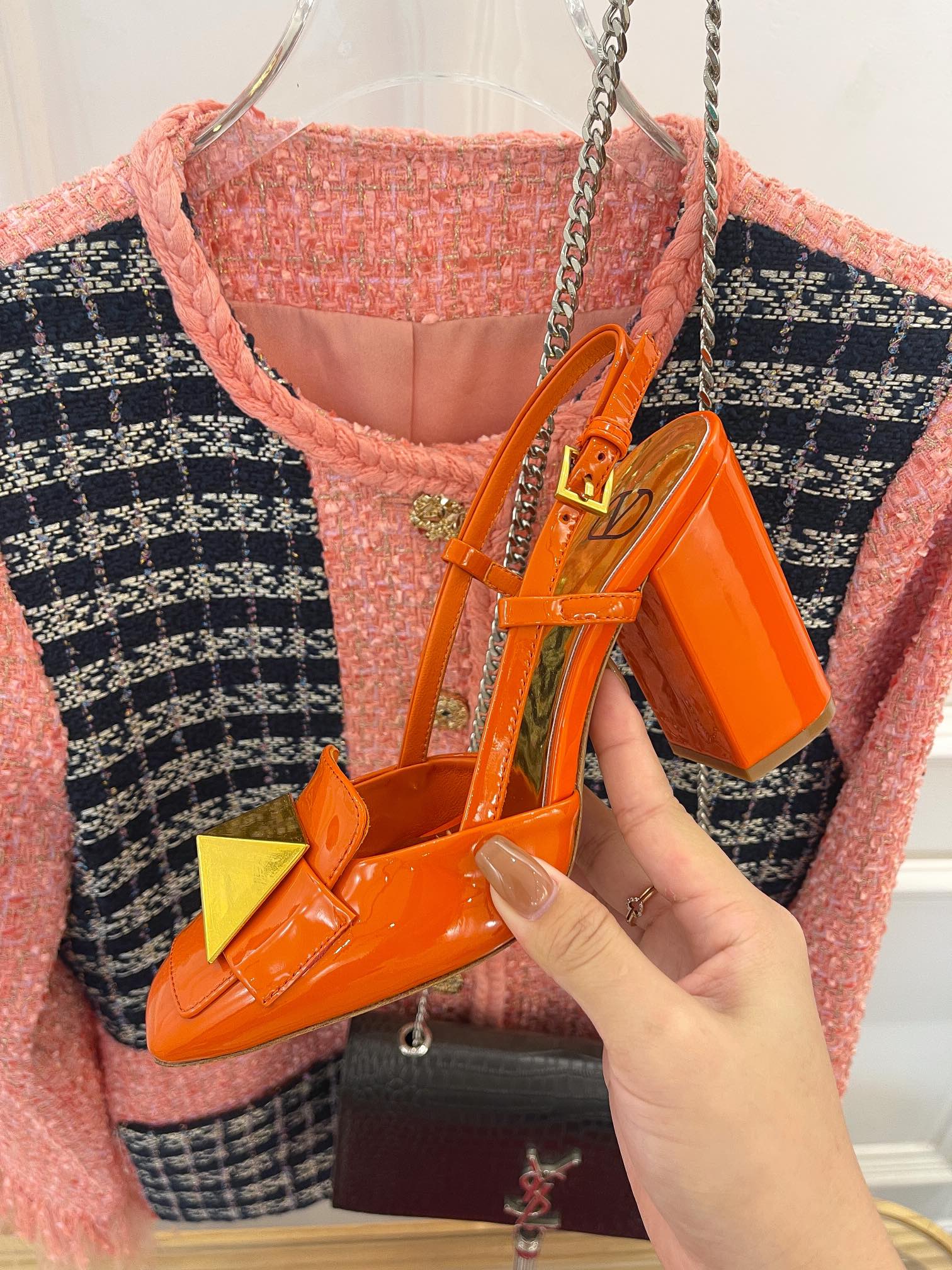 Весенняя коллекция Valentino 2022 — Сандалии на массивном каблуке — Оранжевые